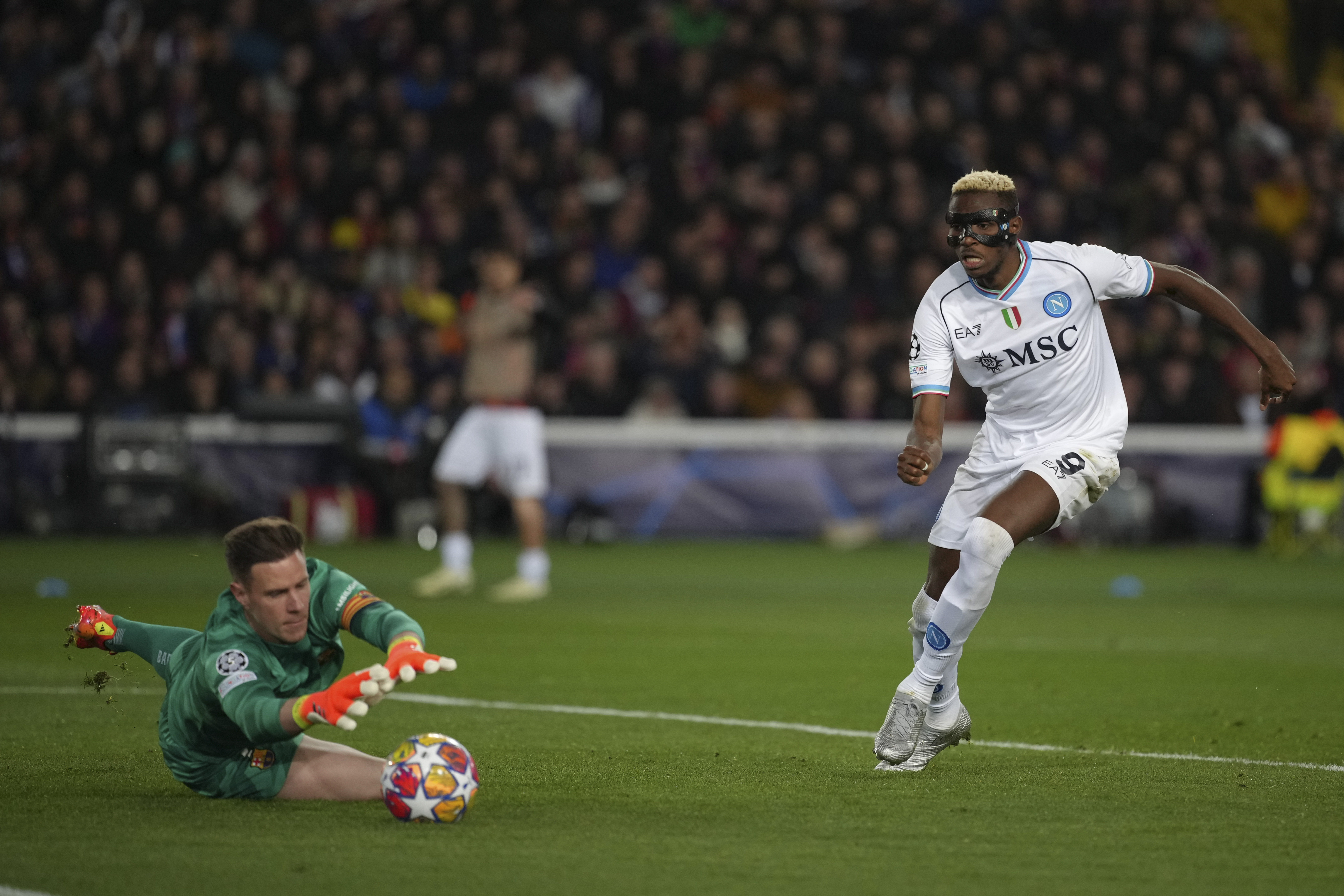 Victor Osimhen shoots against Barcelona