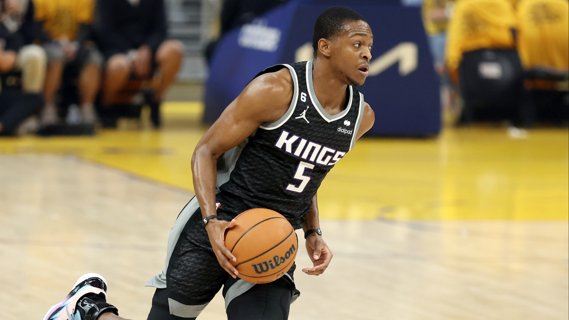 国王队手指骨折球星(德亚伦·福克斯)第5场比赛状态存疑