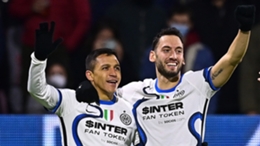 Alexis Sanchez (L) scored Inter's third goal at Salernitana