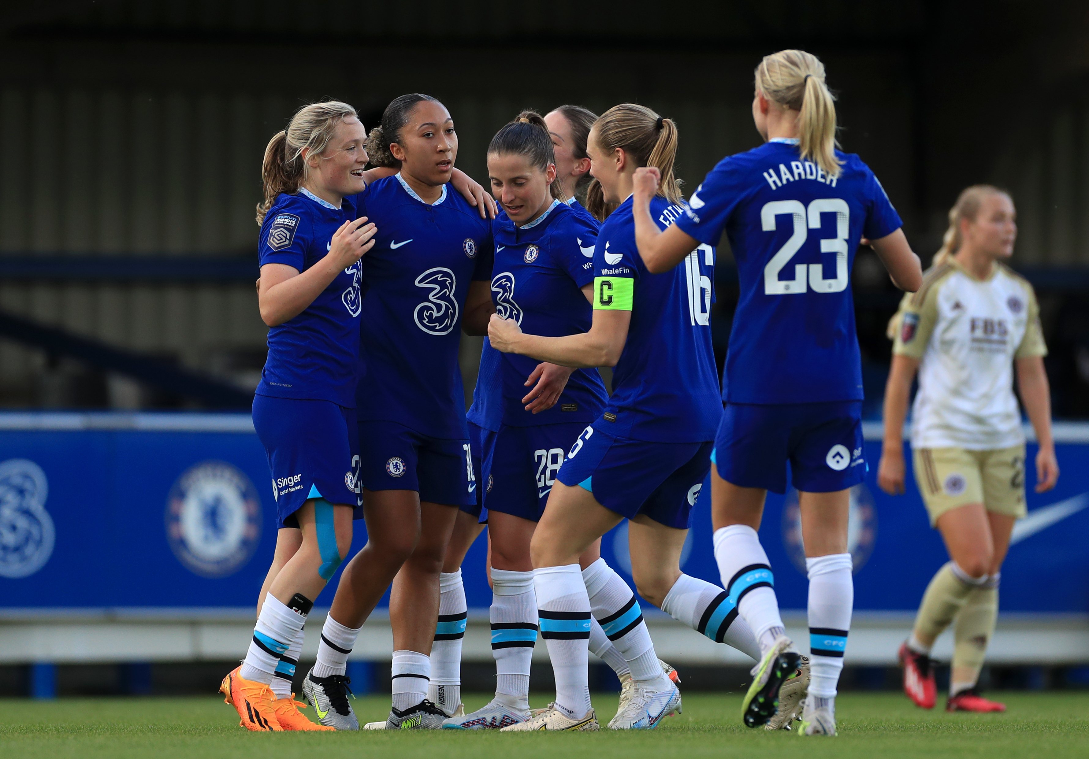 Manchester United stay top of WSL, Chelsea chasing hard