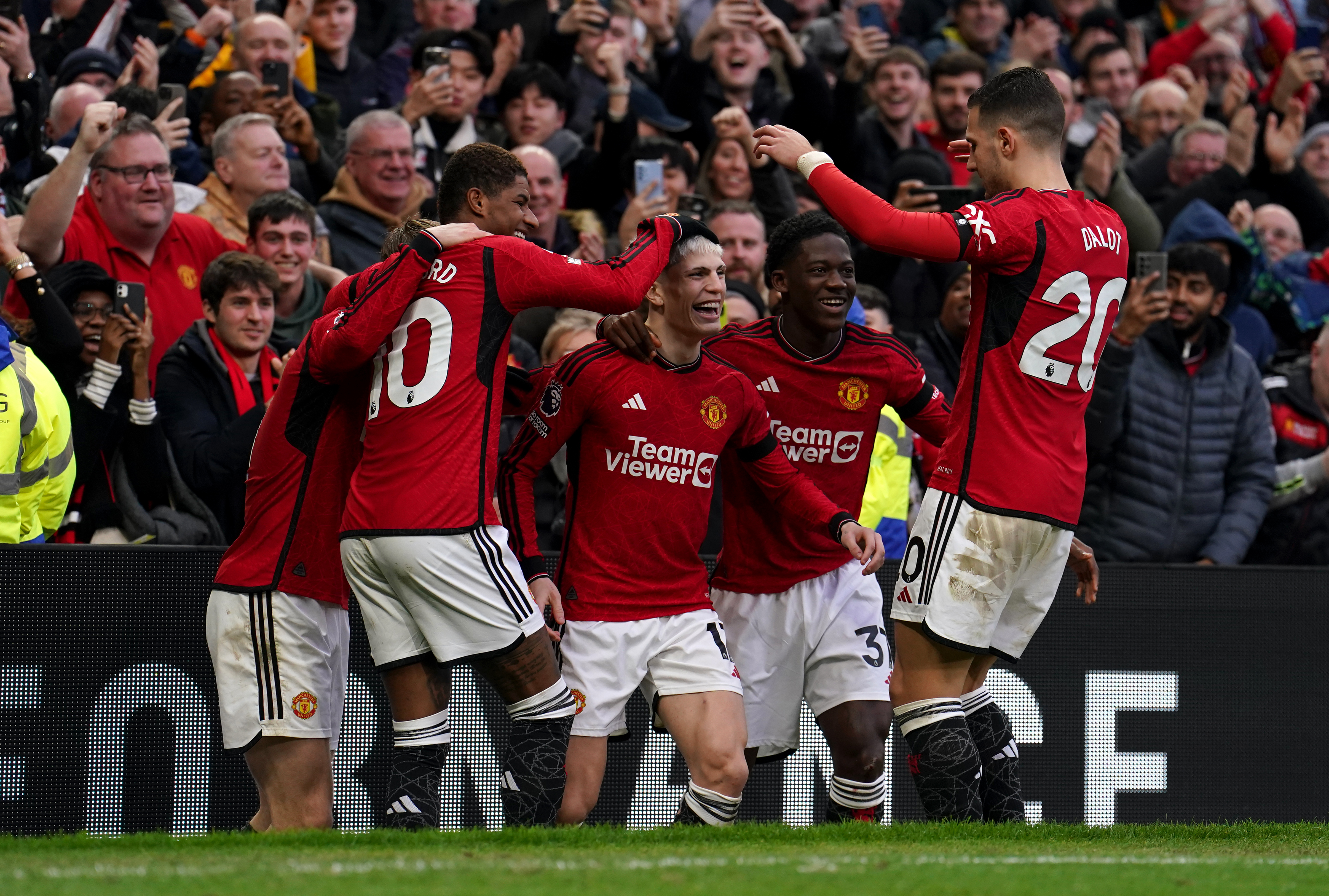 Manchester United celebrate Alejandro Garnacho's first strike