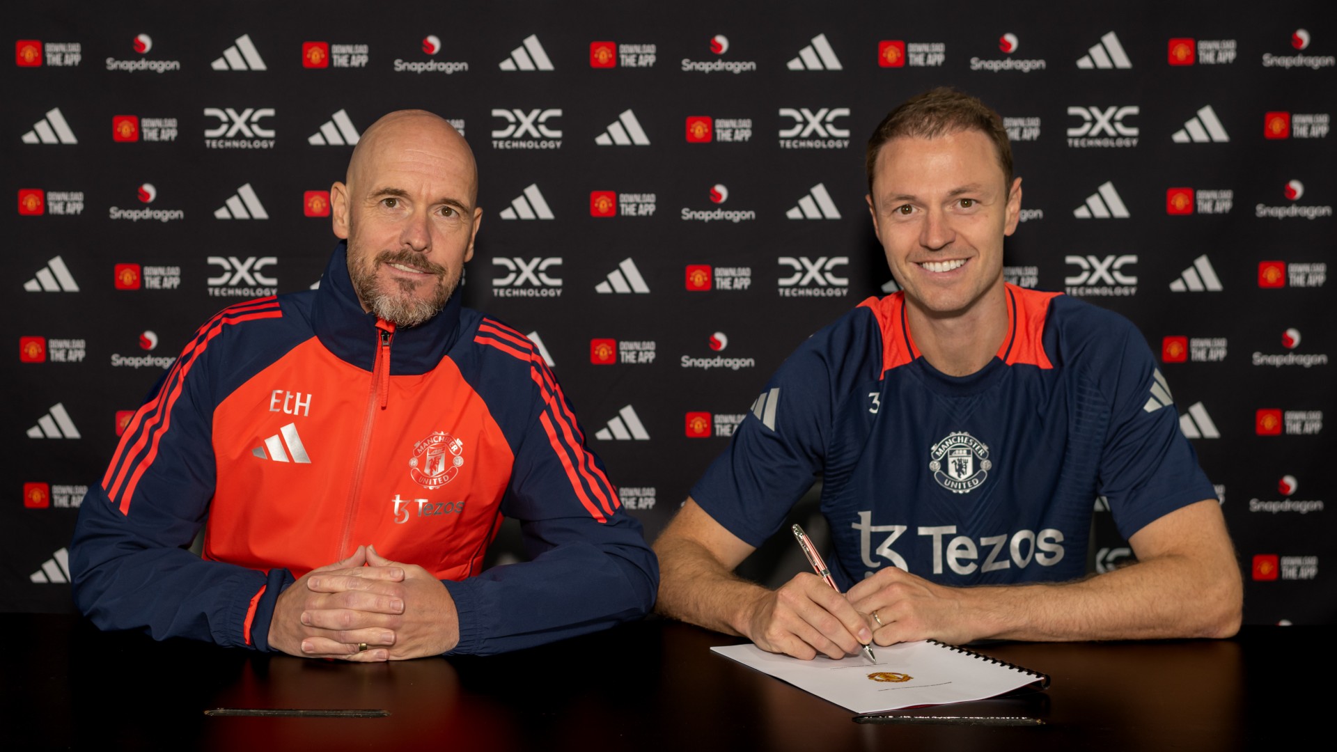 Jonny Evans extends Man Utd stay with one-year extension