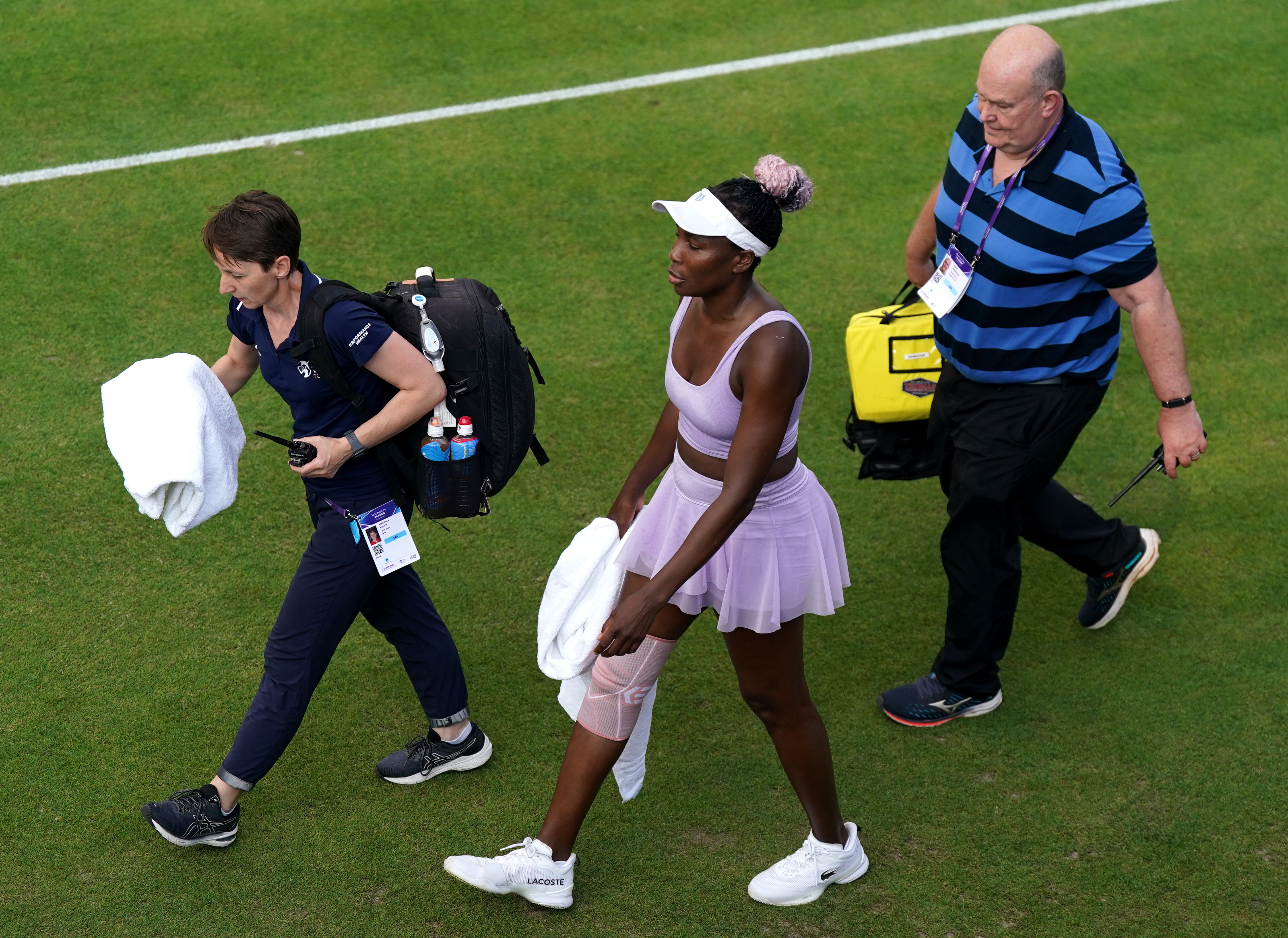 Venus Williams goes off court for treatment