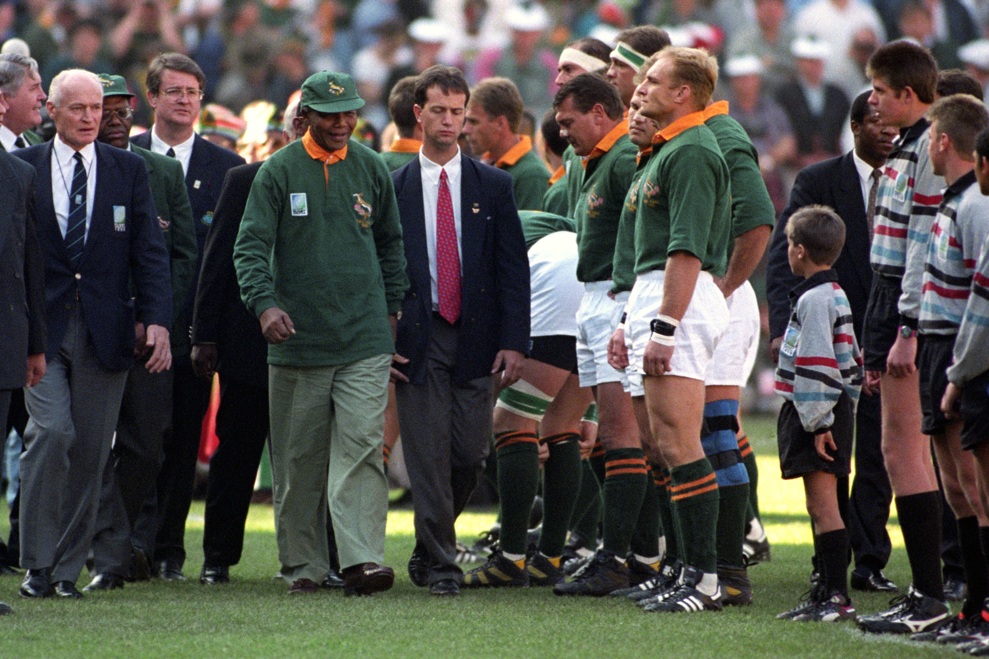 Nelson Mandela presented the World Cup trophy to Francois Pienaar in 1995