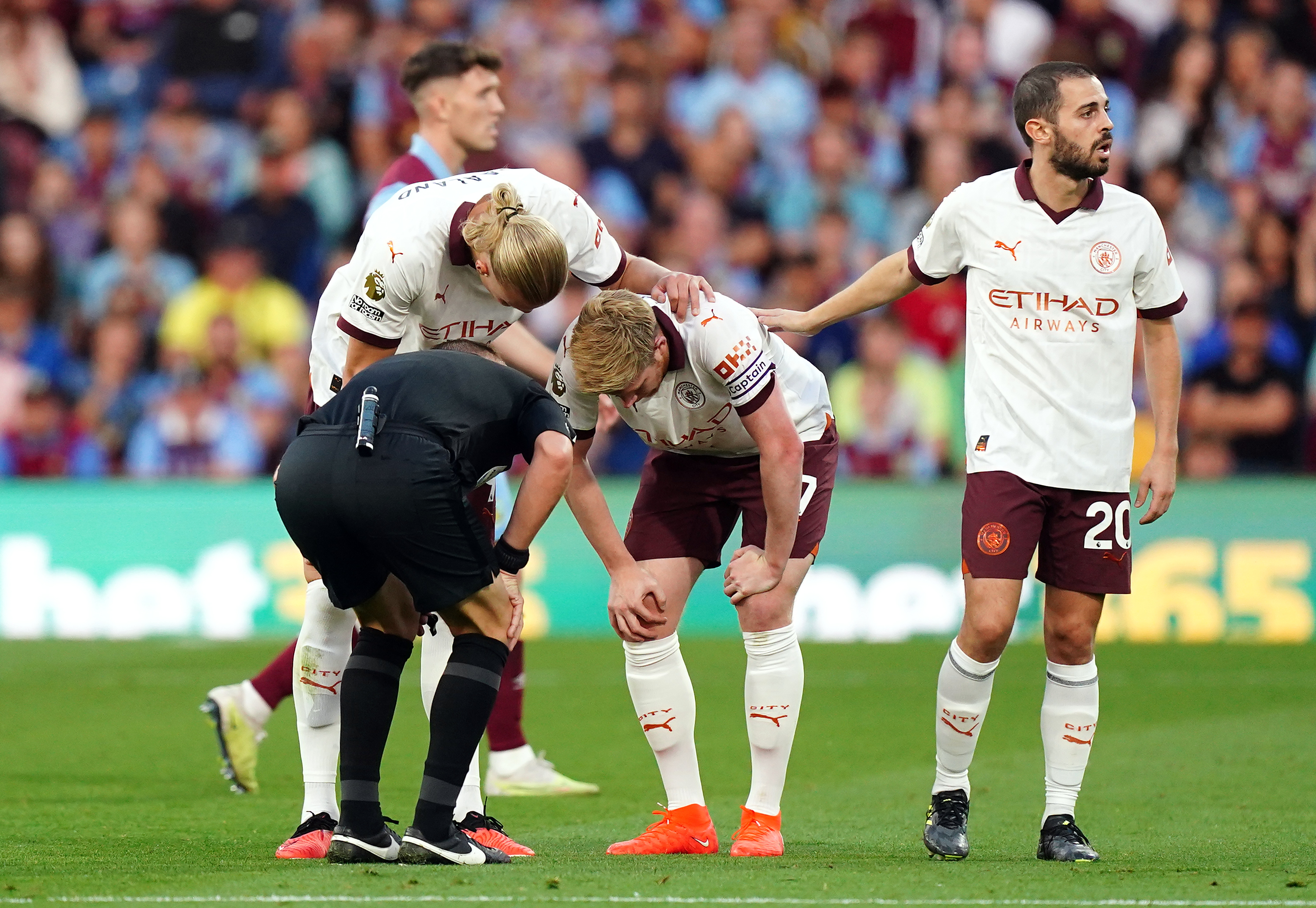 Kevin De Bruyne (centre)