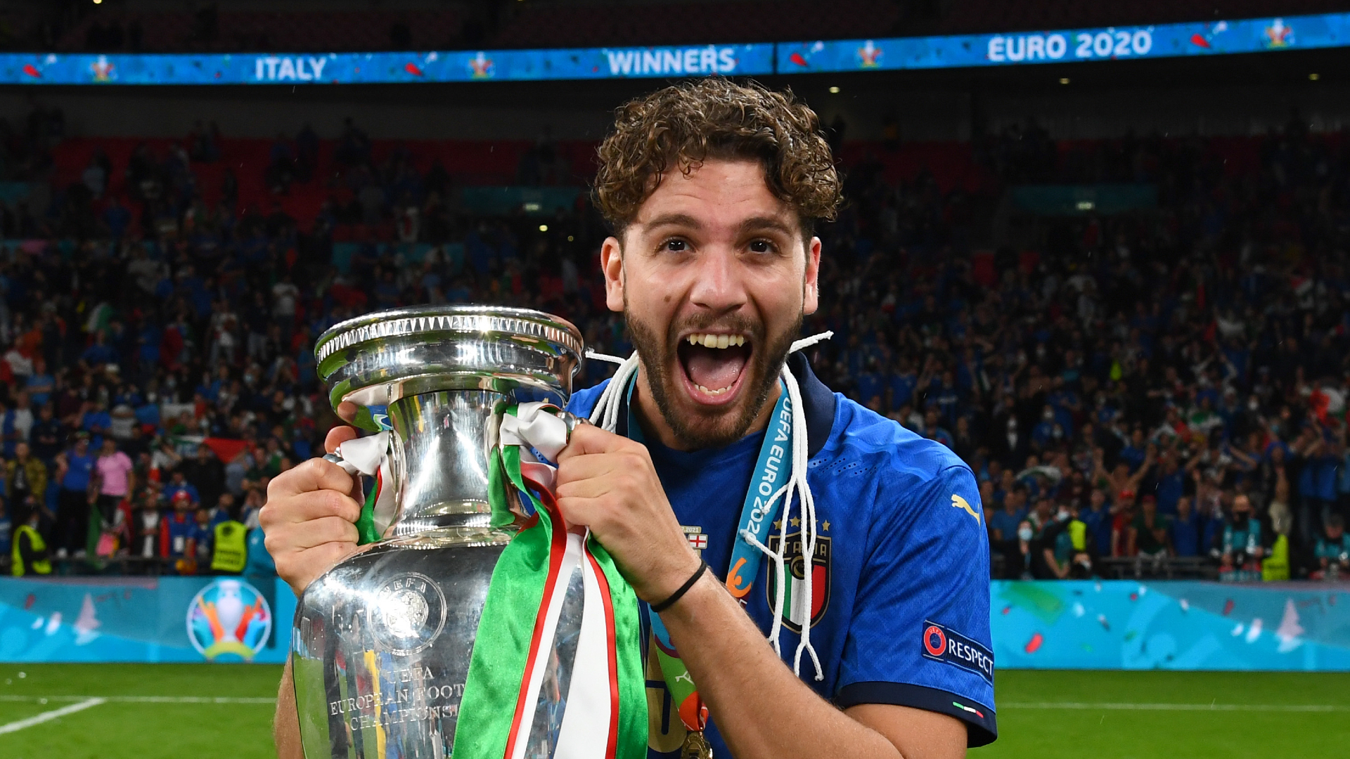 Manuel Locatelli celebrates Italy's Euro 2020 triumph