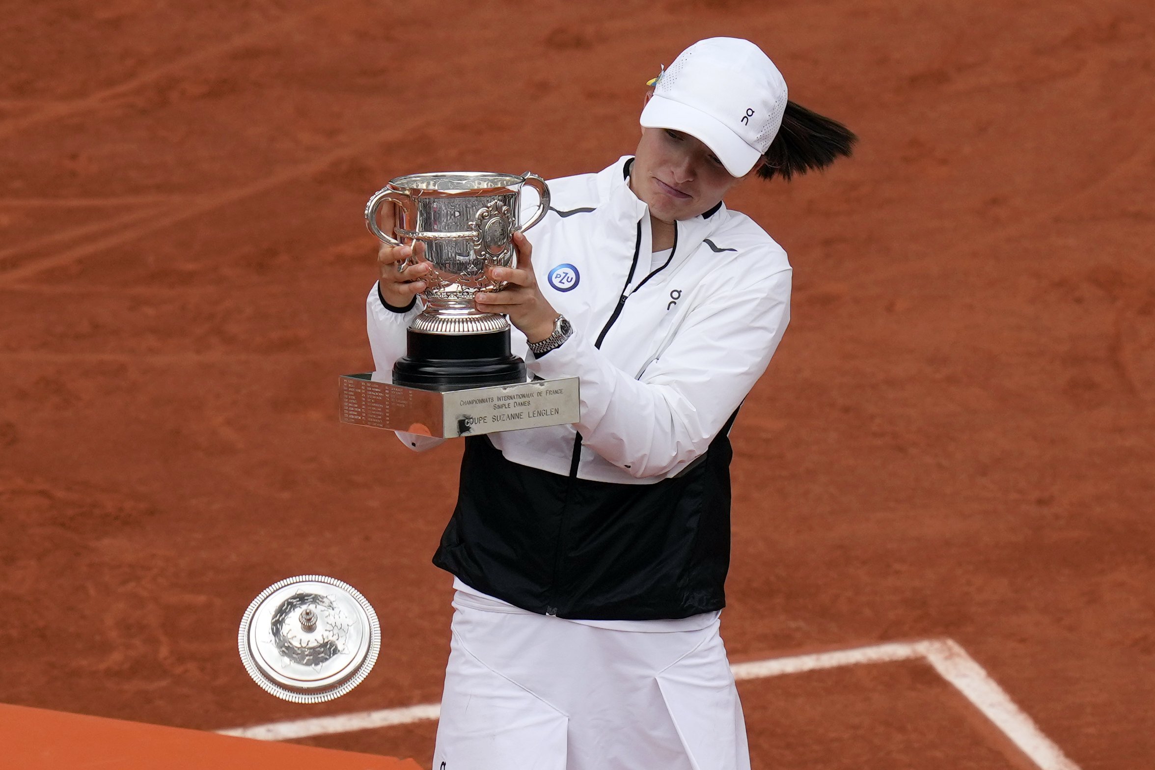 The lid flies off the Coupe Suzanne Lenglen