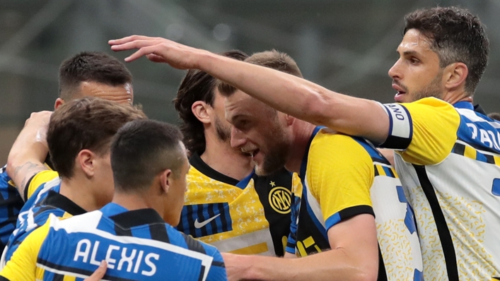 Inter players celebrate Matias Vecino's goal