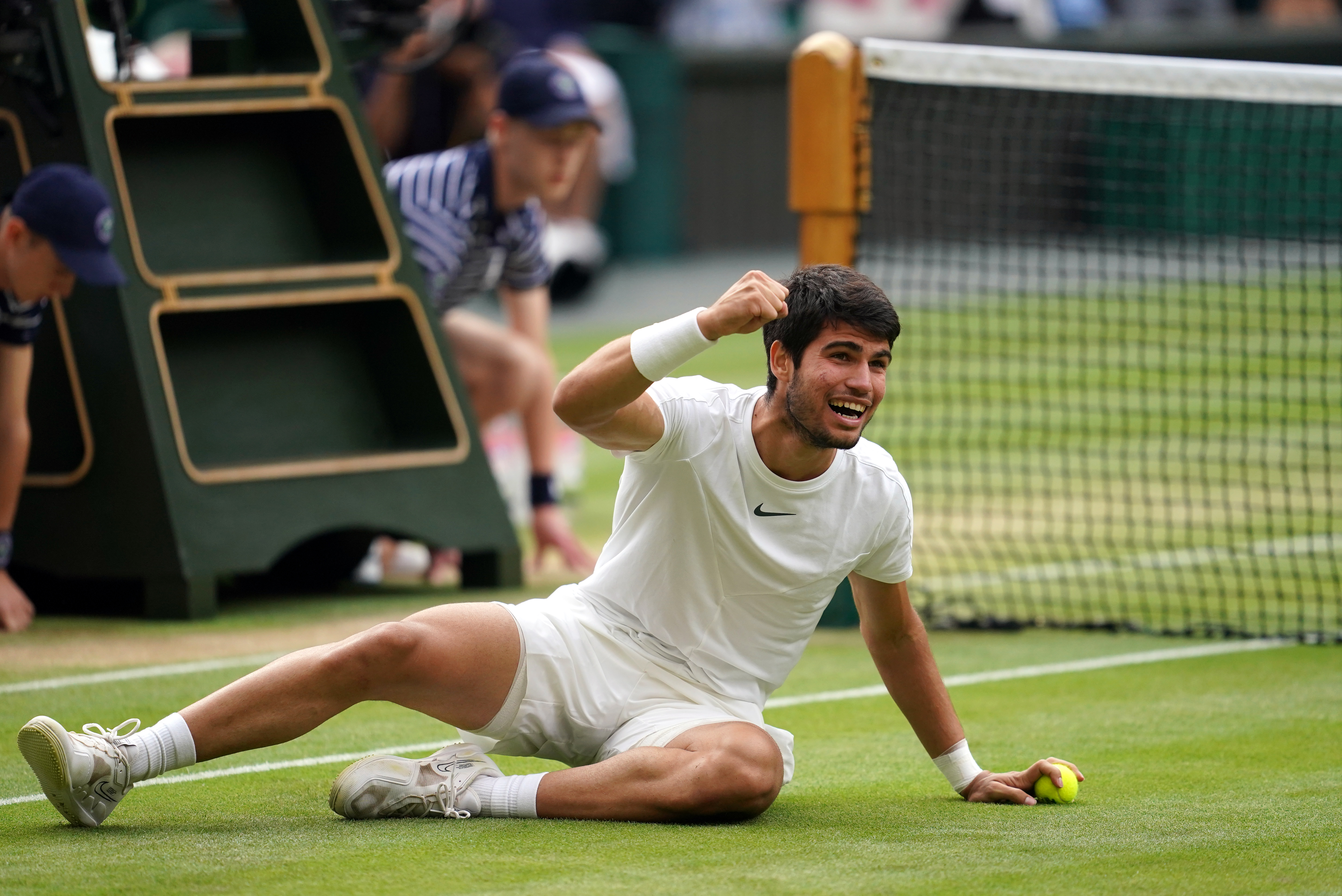 Carlos Alcaraz celebrates his victory over Novak Djokovic