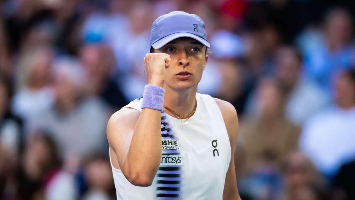 Australian Open: Swiatek makes WTA Tour history as reigning champion Keys triumphs