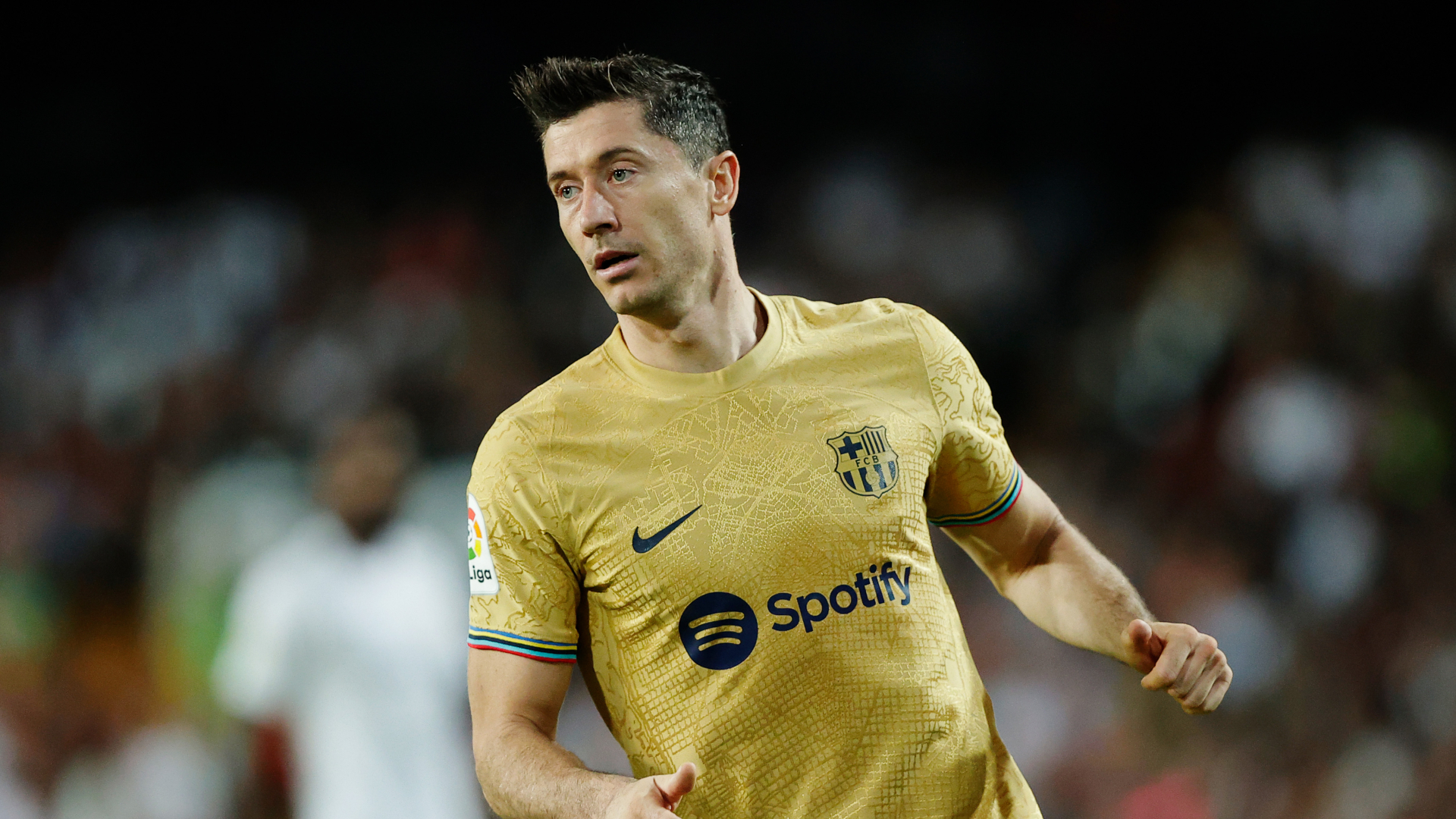Robert Lewandowski scored a stoppage-time winner for Barcelona at Valencia