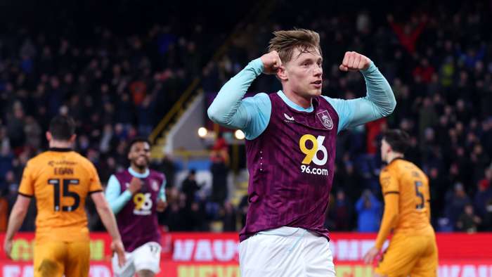 Burnley, Sheff Utd and Sunderland keep pace behind Leeds in top-two race