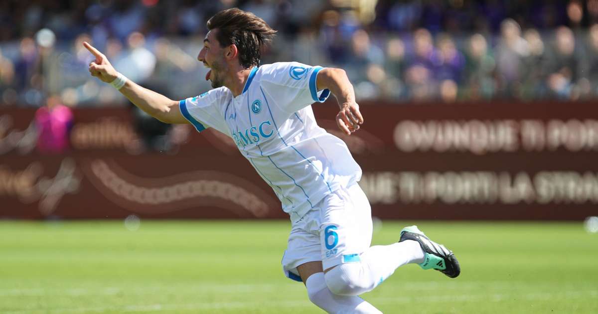 Billy Gilmour in action for Napoli