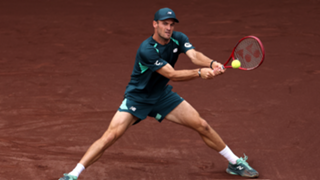 Paul battles from the brink to win Houston title against Burruchaga