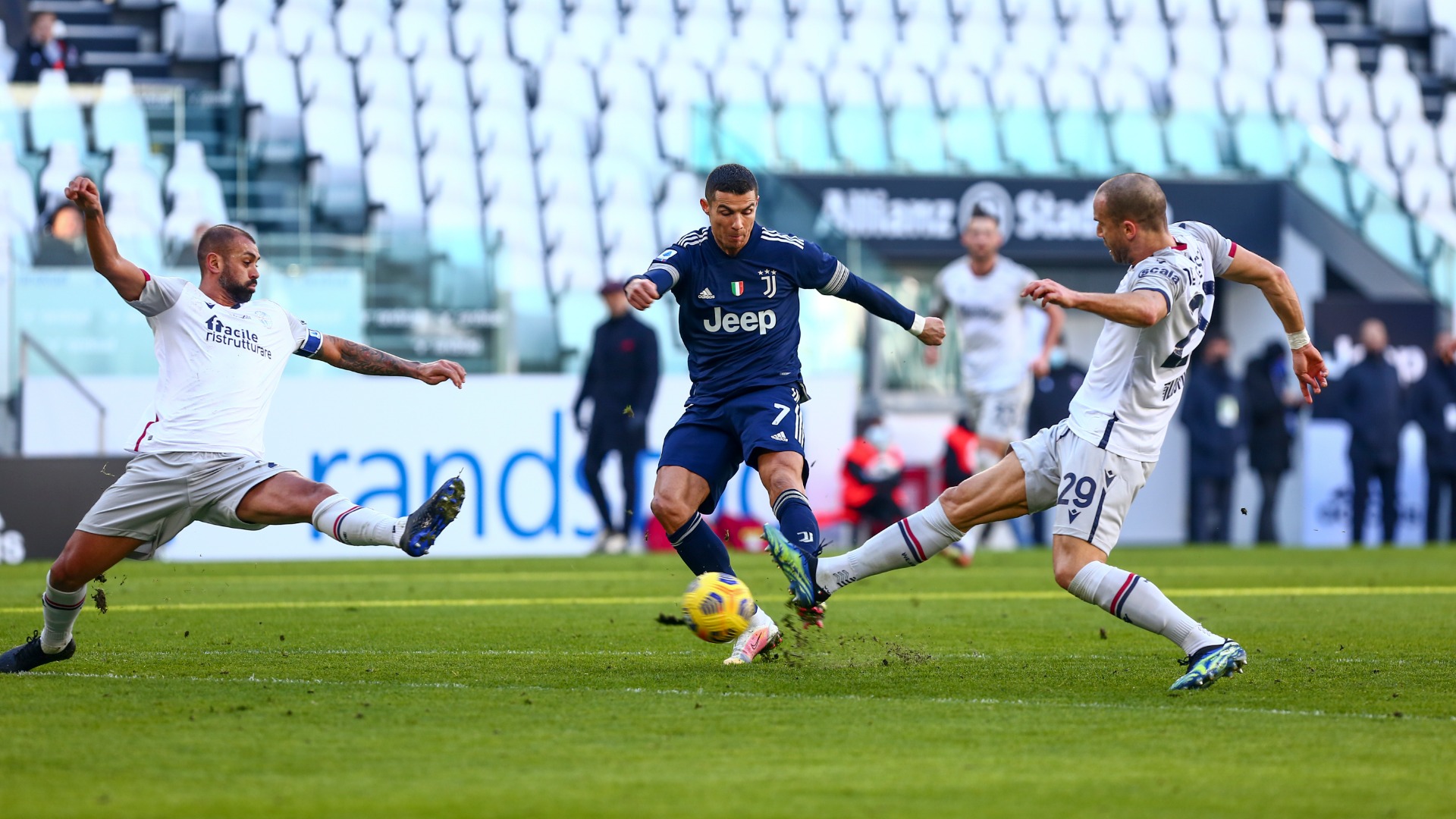 Cristiano Ronaldo shoots in Juventus' win over Bologna