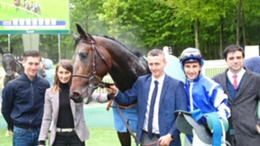 Big Rock and trainer Christopher Head (ScoopDyga/France Galop)