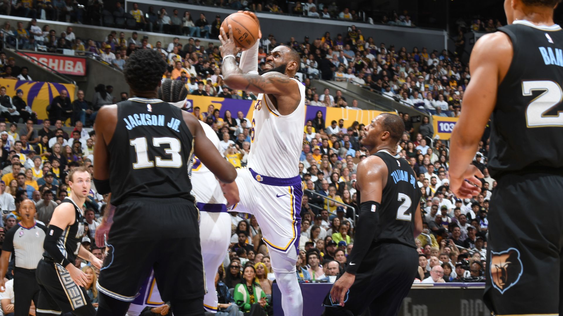 湖人队声称系列赛领先，尽管莫兰特回归时45分，76人完成篮网横扫