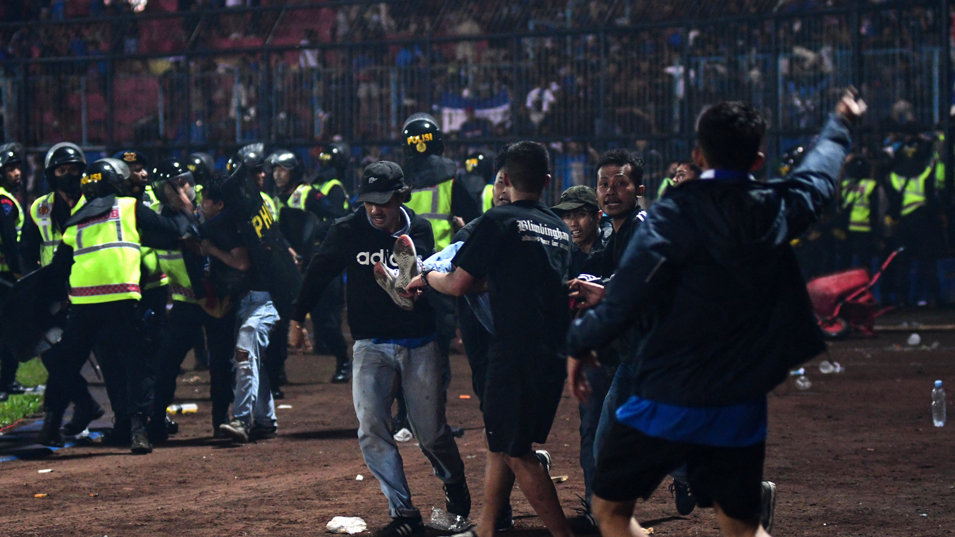 Sedikitnya 129 orang tewas setelah terinjak-injak dan kekerasan