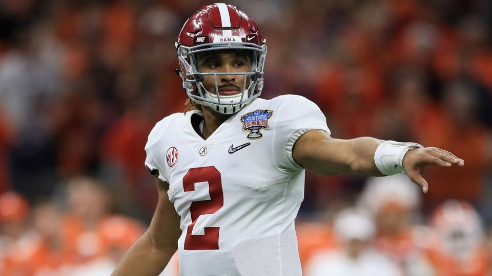 Alabama's Jalen Hurts expected to redshirt unless Tua Tagovailoa gets ...