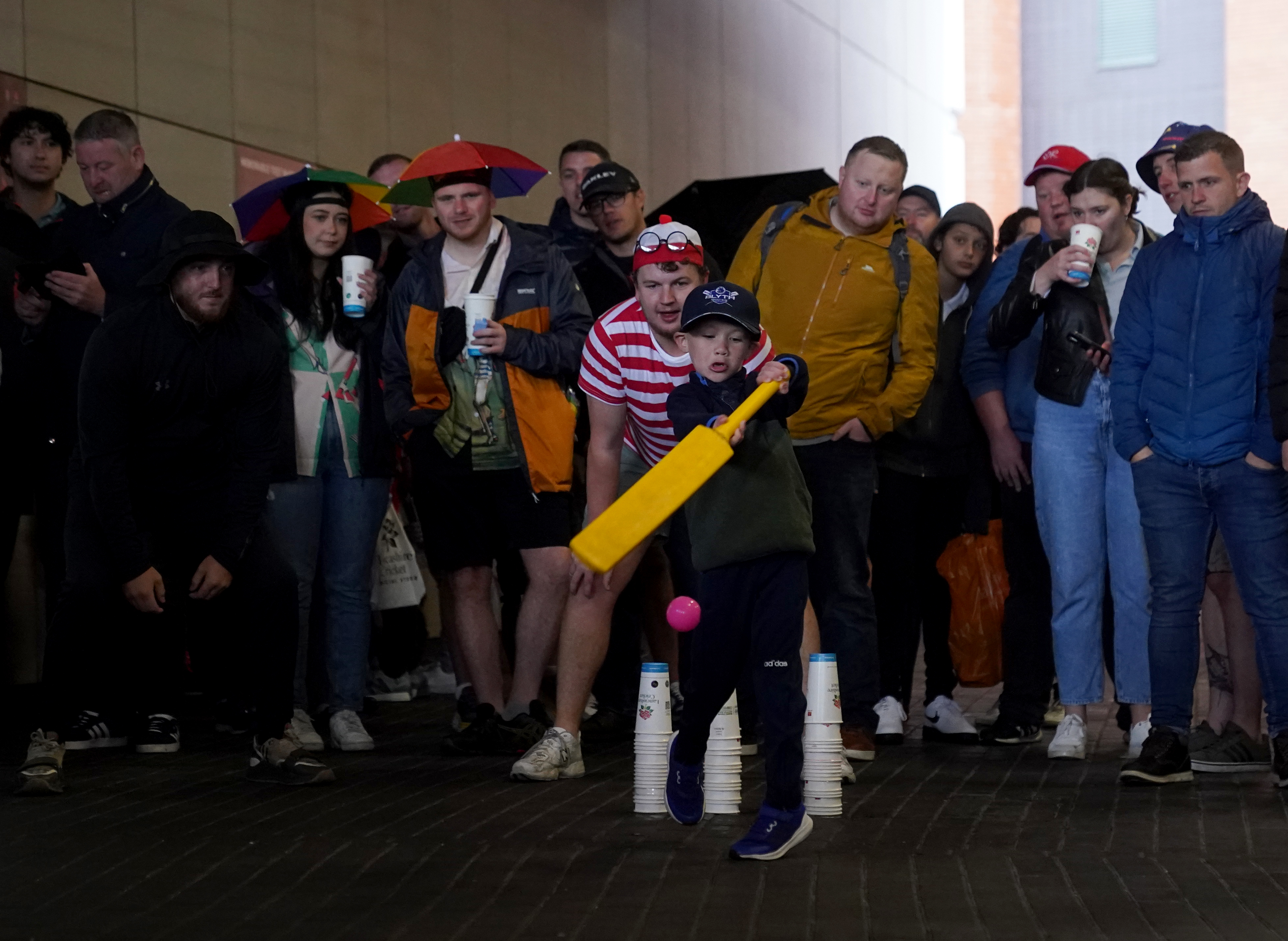 Fans had to make their own entertainment for several hours.