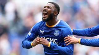 Everton 2-2 Manchester United: Debutant Maitland-Niles salvages last-gasp draw