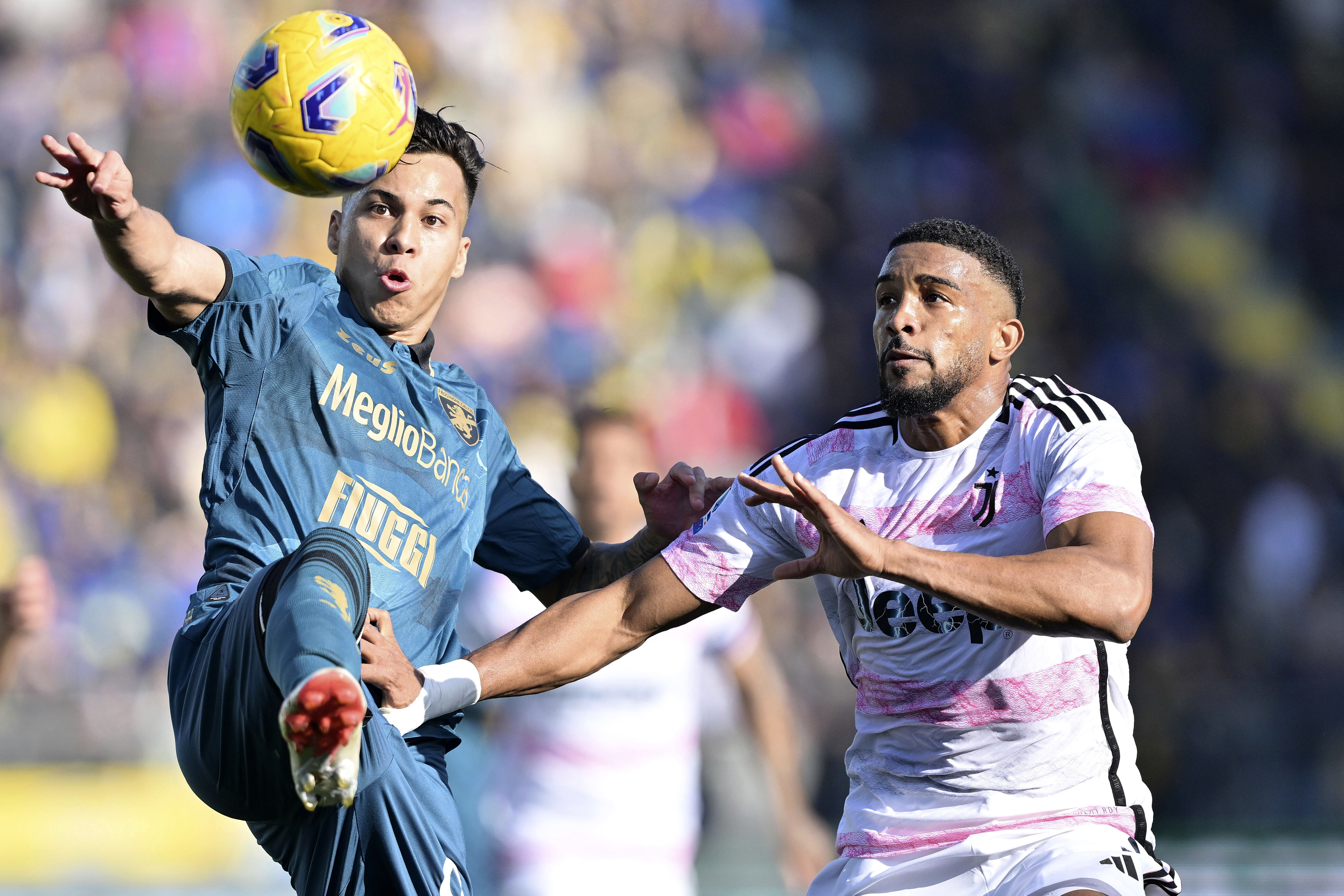 Frosinone’s Kaio Jorge, left, and Juventus’ Bremer battle for the ball