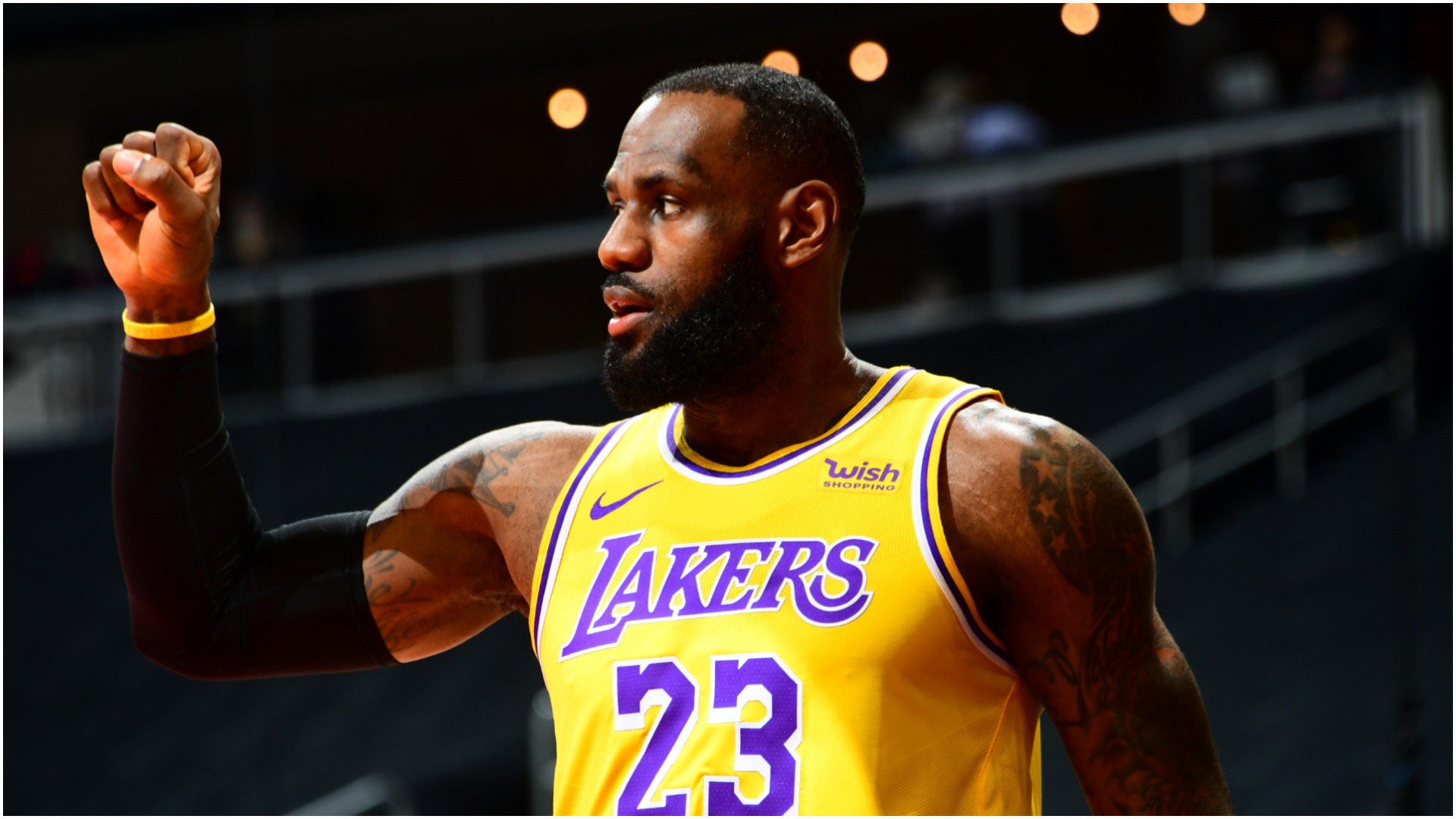 LeBron explains fan altercation in Lakers' road win at the Hawks