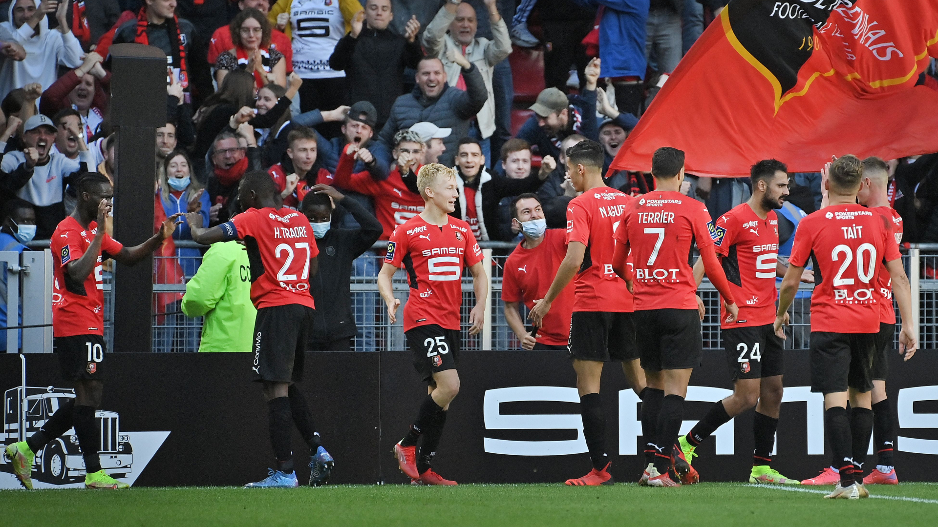 Rennes' players celebrate after scoring against PSG