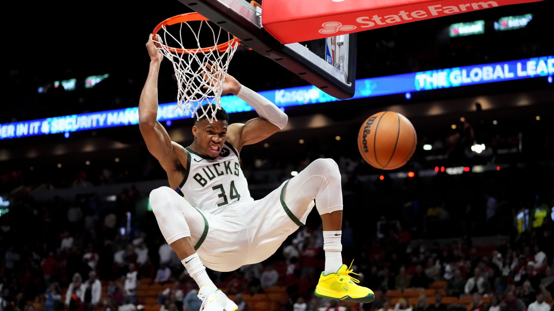NBA: Antetokounmpo, Lillard help Bucks clinch quarterfinal spot