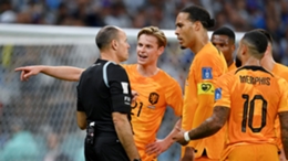 Frenkie de Jong joins his Netherlands team-mates in remonstrating with Antonio Mateu Lahoz during the Netherlands' defeat to Argentina