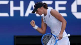 US Open: Swiatek sweeps aside Arango to reach second round