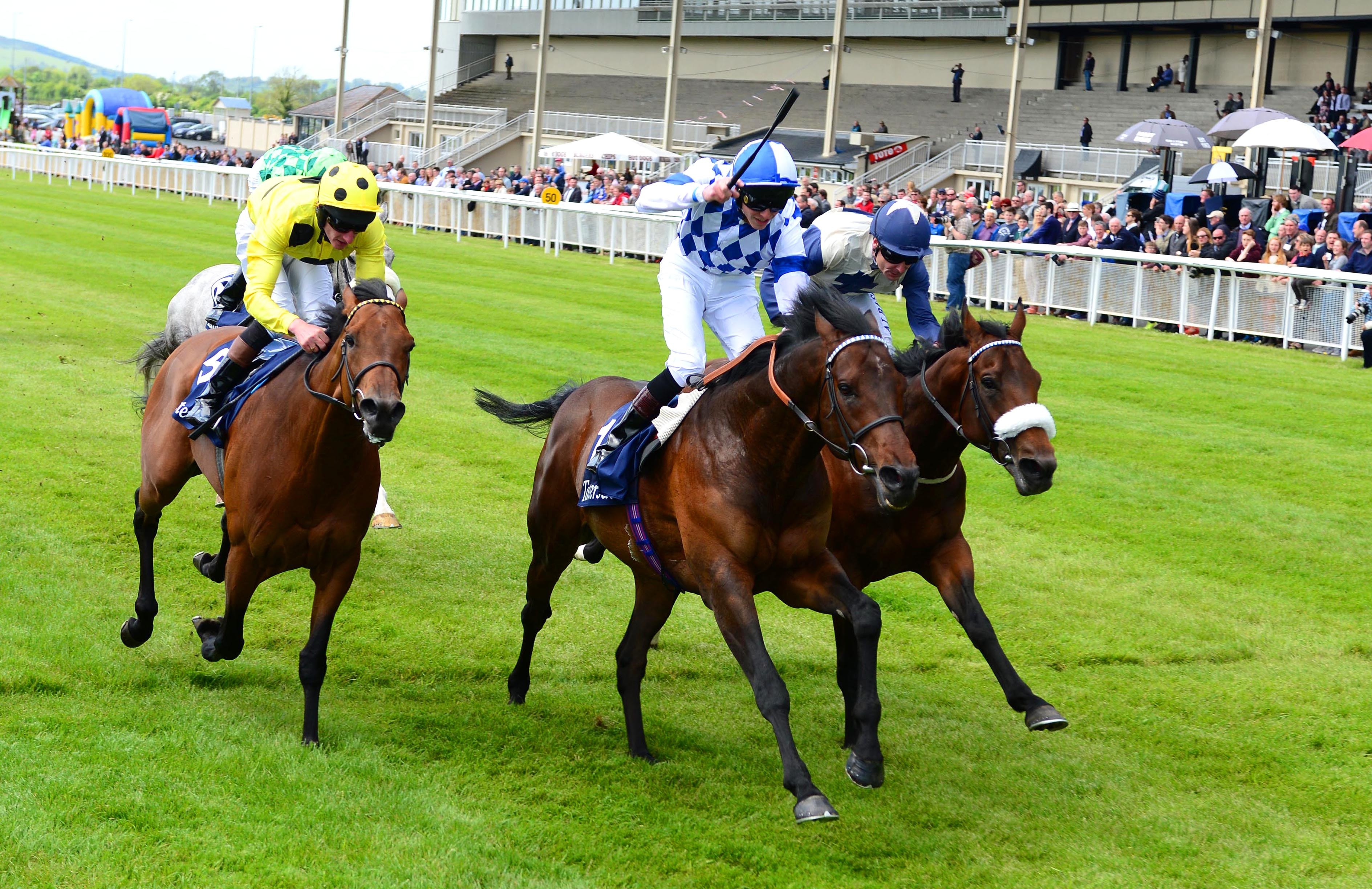 Al Kazeem (centre) wins the Tattersalls Gold Cup at The Curragh Racecourse in 2015