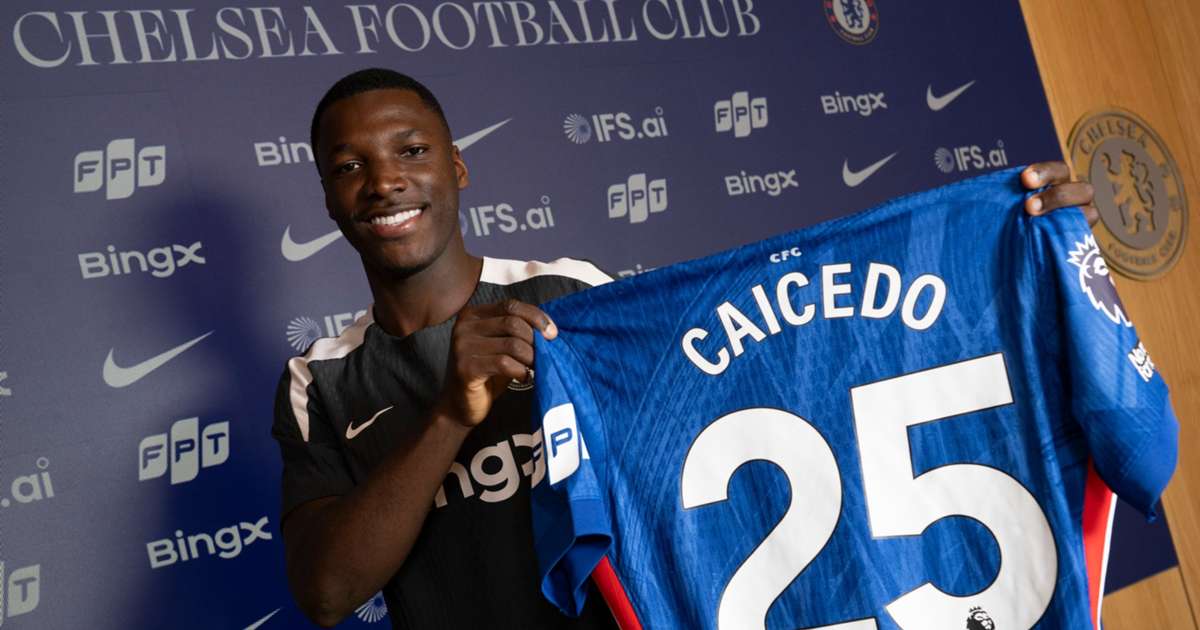 Moises Caicedo celebrating in Chelsea kit