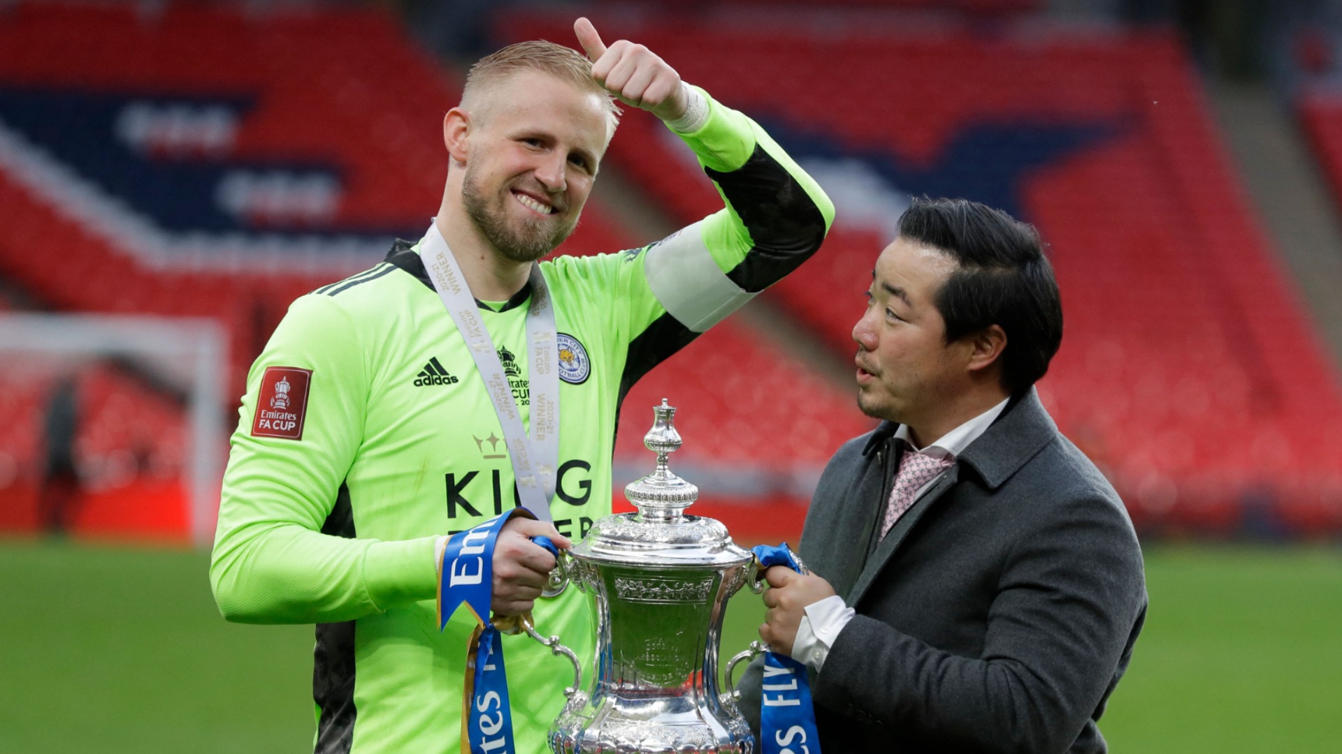 Kasper Schmeichel and Top Srivaddhanaprabha with the FA Cup
