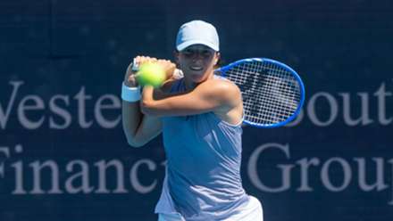 Swiatek advances in Cincinnati with comfortable win over Potapova
