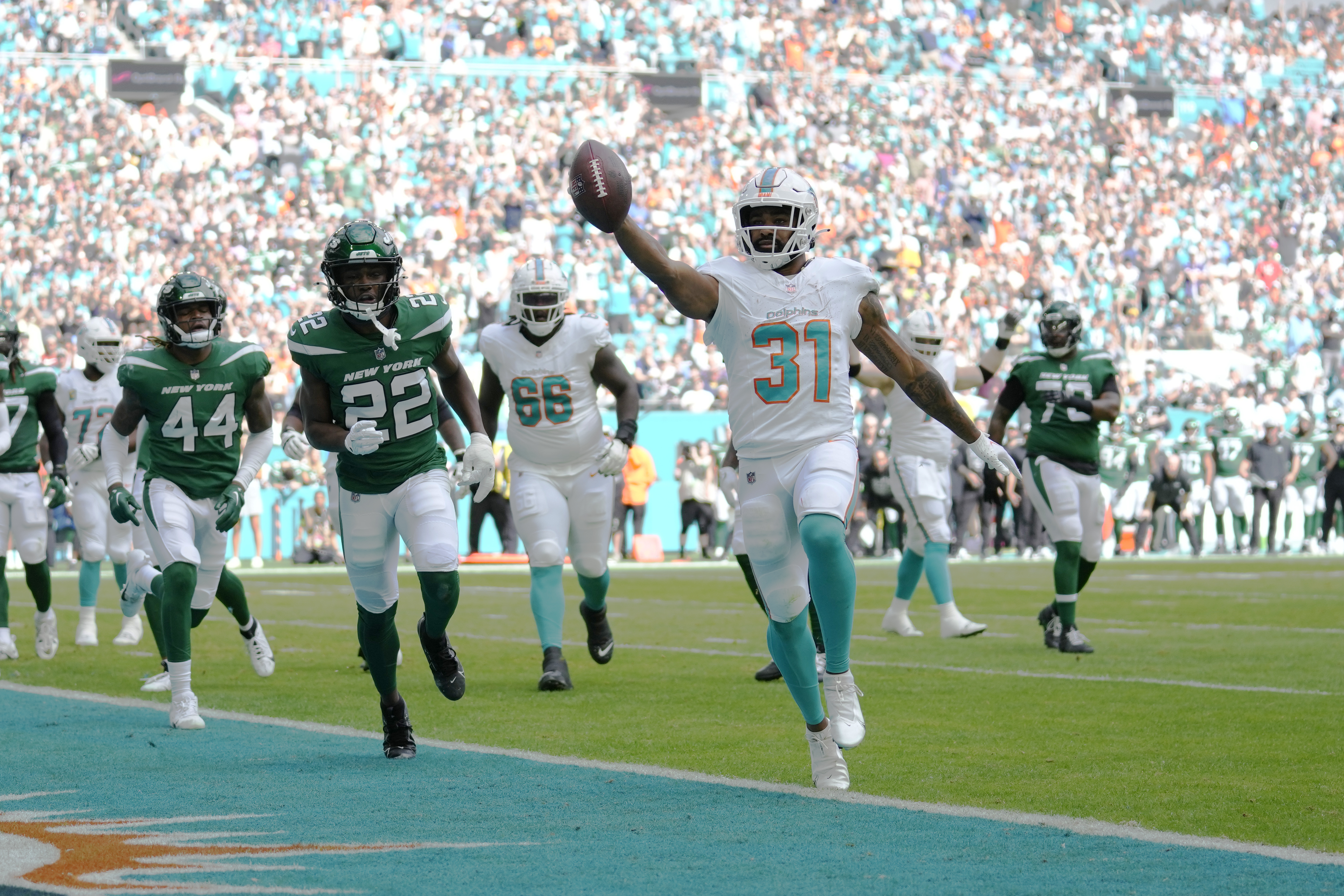 Miami Dolphins running back Raheem Mostert goes in for a touchdown against the New York Jets