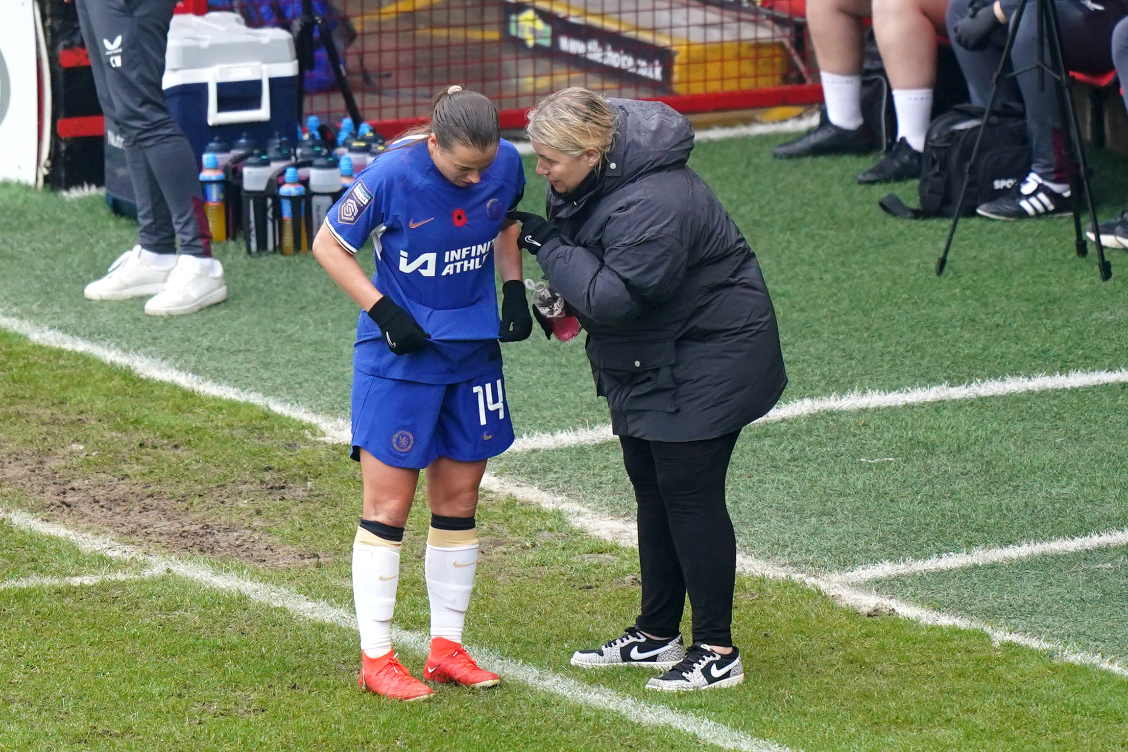 Chelsea boss Emma Hayes speaks to Fran Kirby (Zac Goodwin/PA)
