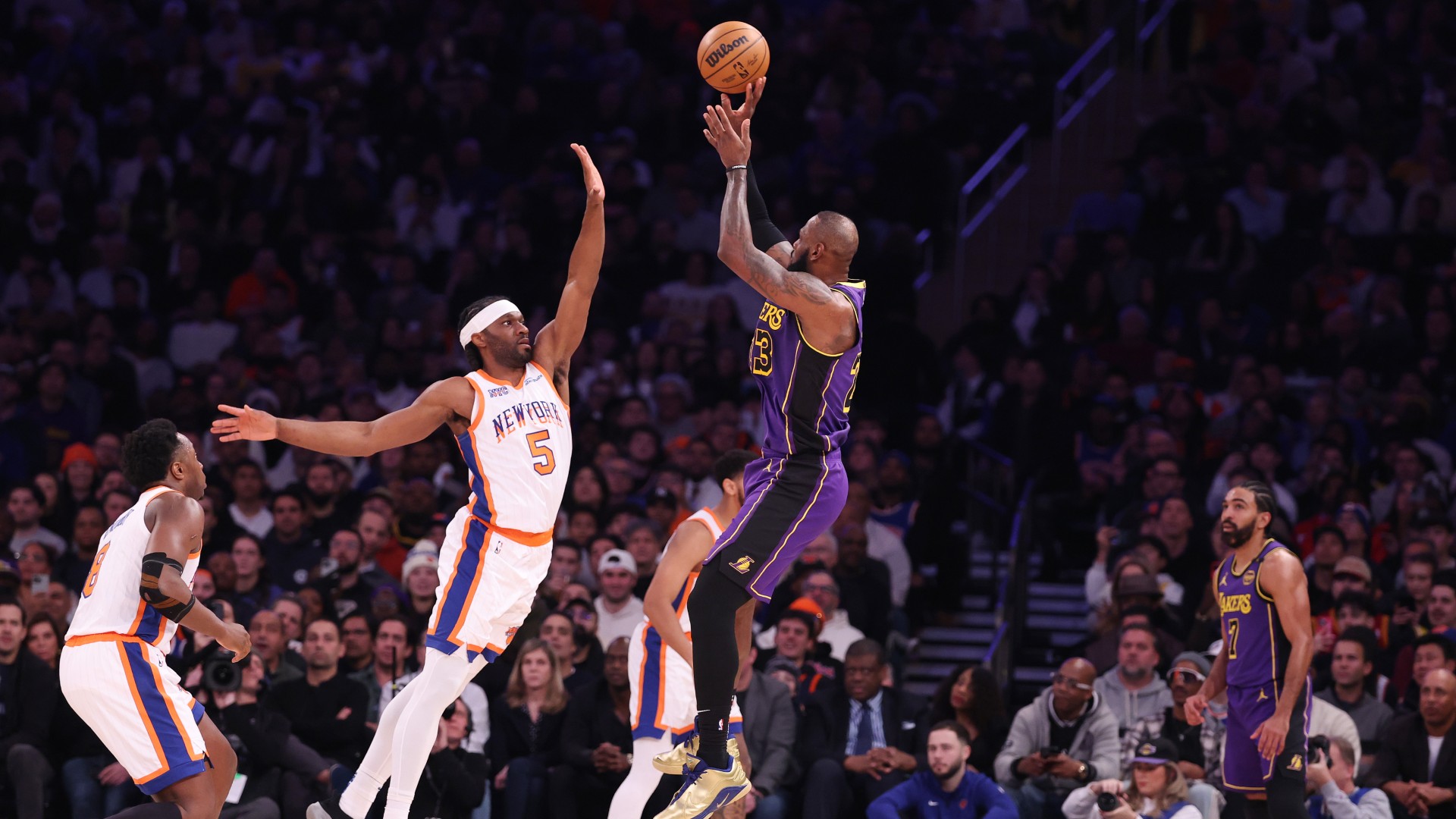 NBA: James has triple-double in Lakers' win at Madison Square Garden