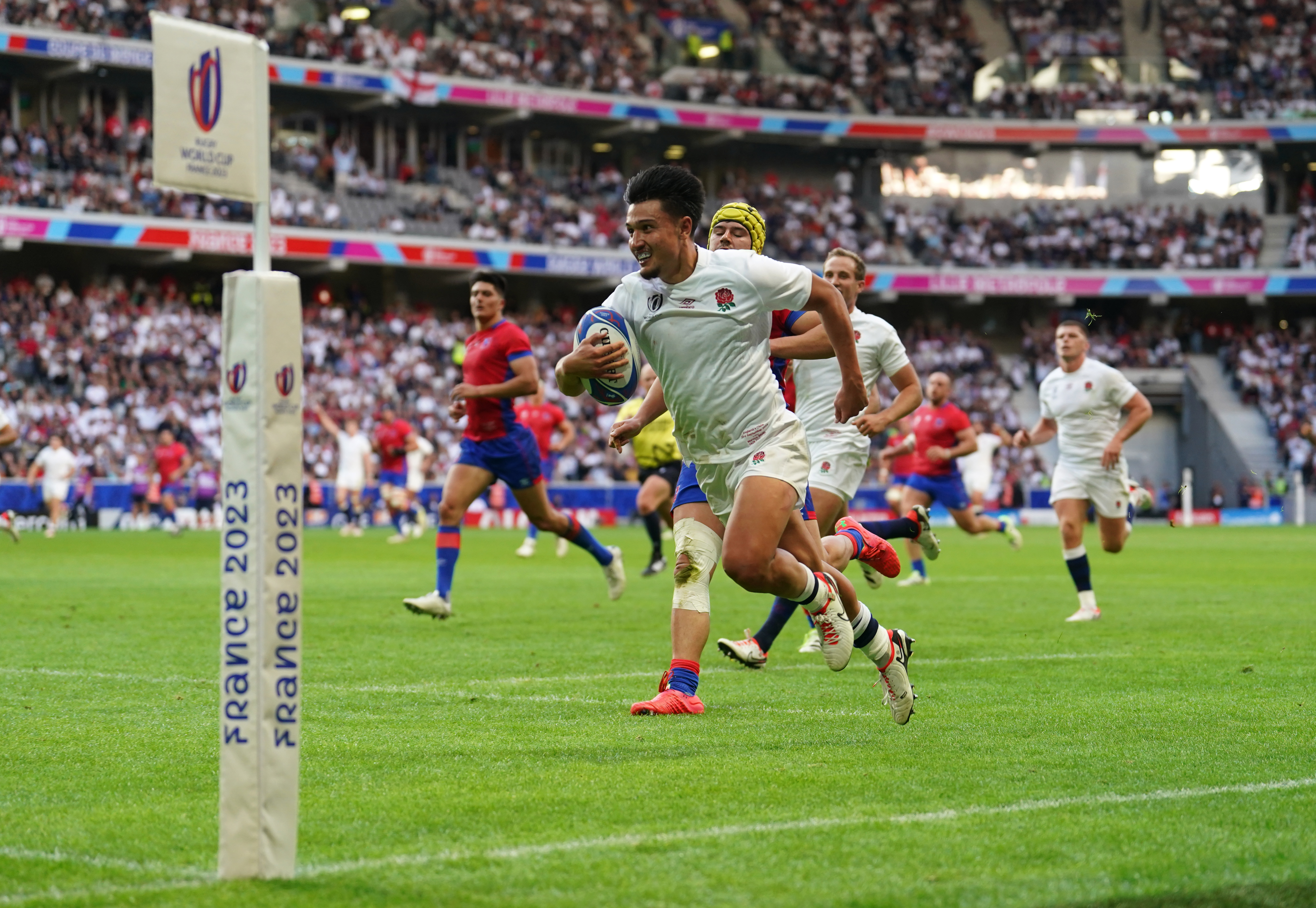 Marcus Smith on his way to scoring England's fifth try against Chile