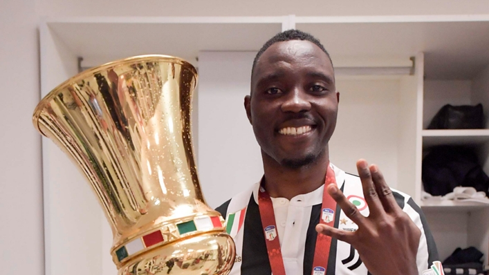 Kwadwo Asamoah poses with the Coppa Italia trophy in 2018