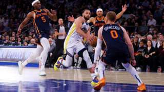 Curry leads Warriors to victory at New York to extend road winning streak to seven games