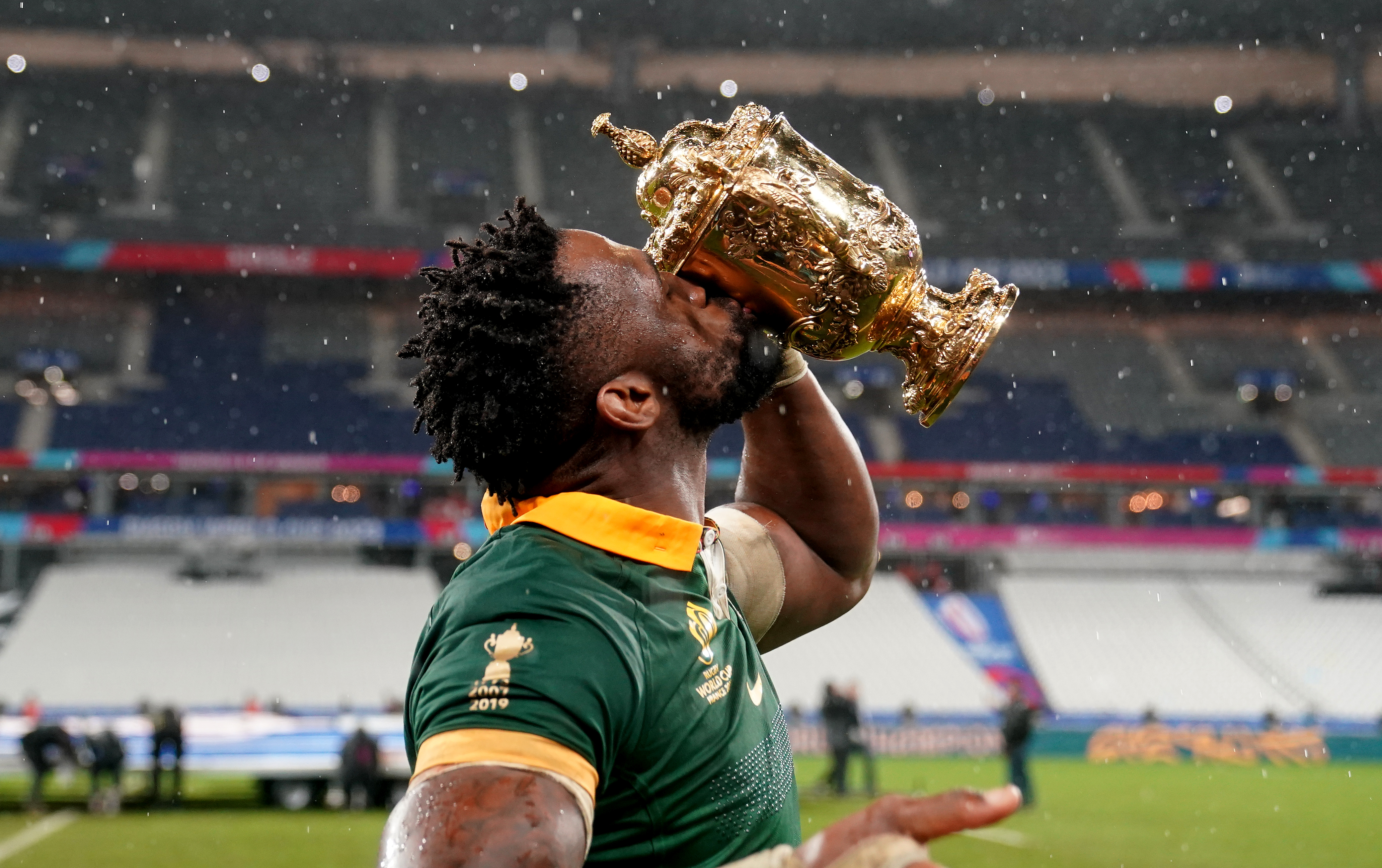 Kolisi kisses the Webb Ellis Cup