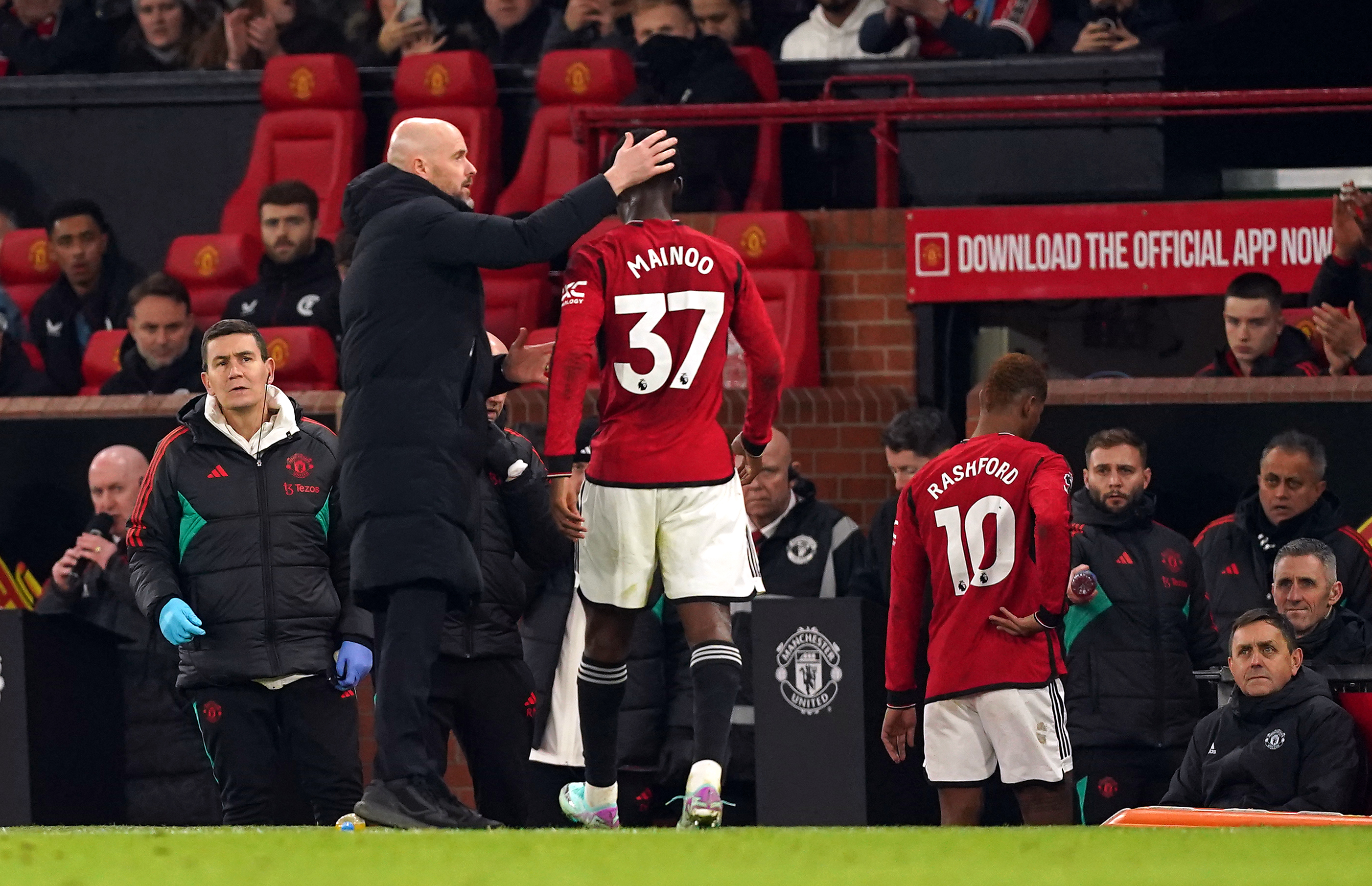 Erik ten Hag pats Kobbie Mainoo on the head