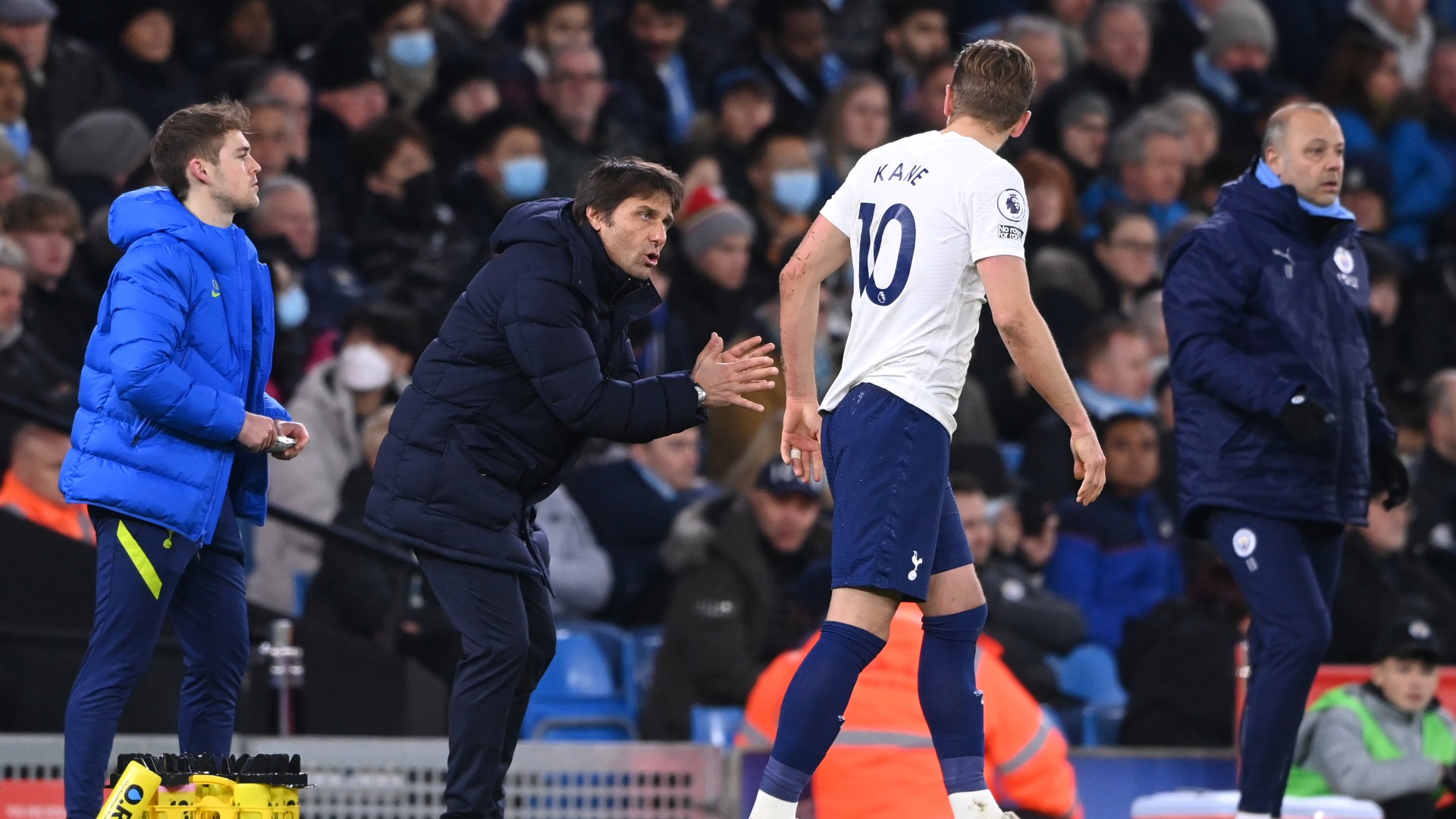 Antonio Conte and Harry Kane in discussion