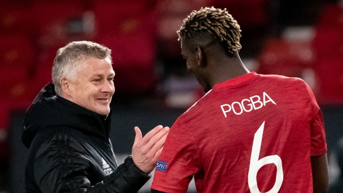 Manchester United manager Ole Gunnar Solskjaer and midfielder Paul Pogba (r)