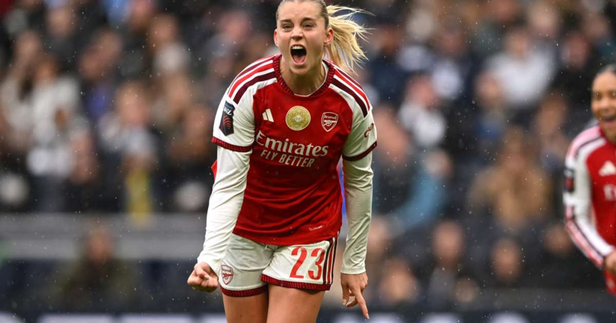 Alessia Russo celebrates after scoring for Arsenal
