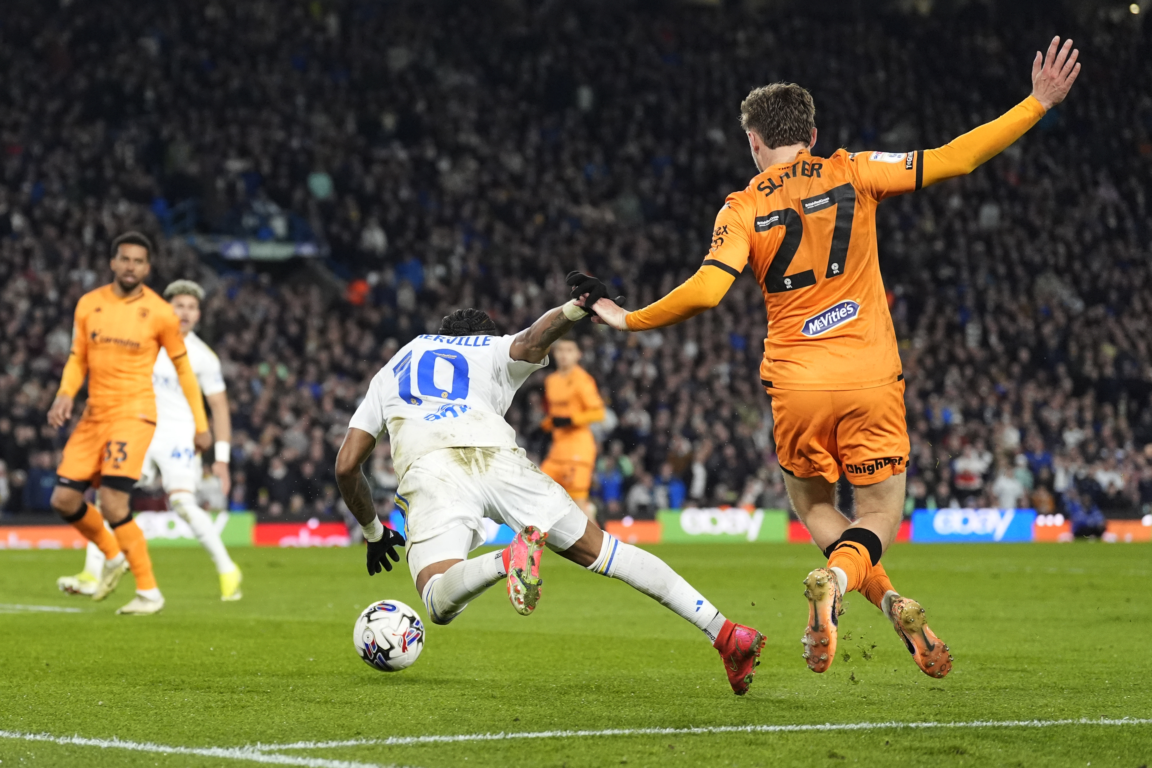 Crysencio Summerville conveerted a late penalty after being brought down by Hull's Regan Slater