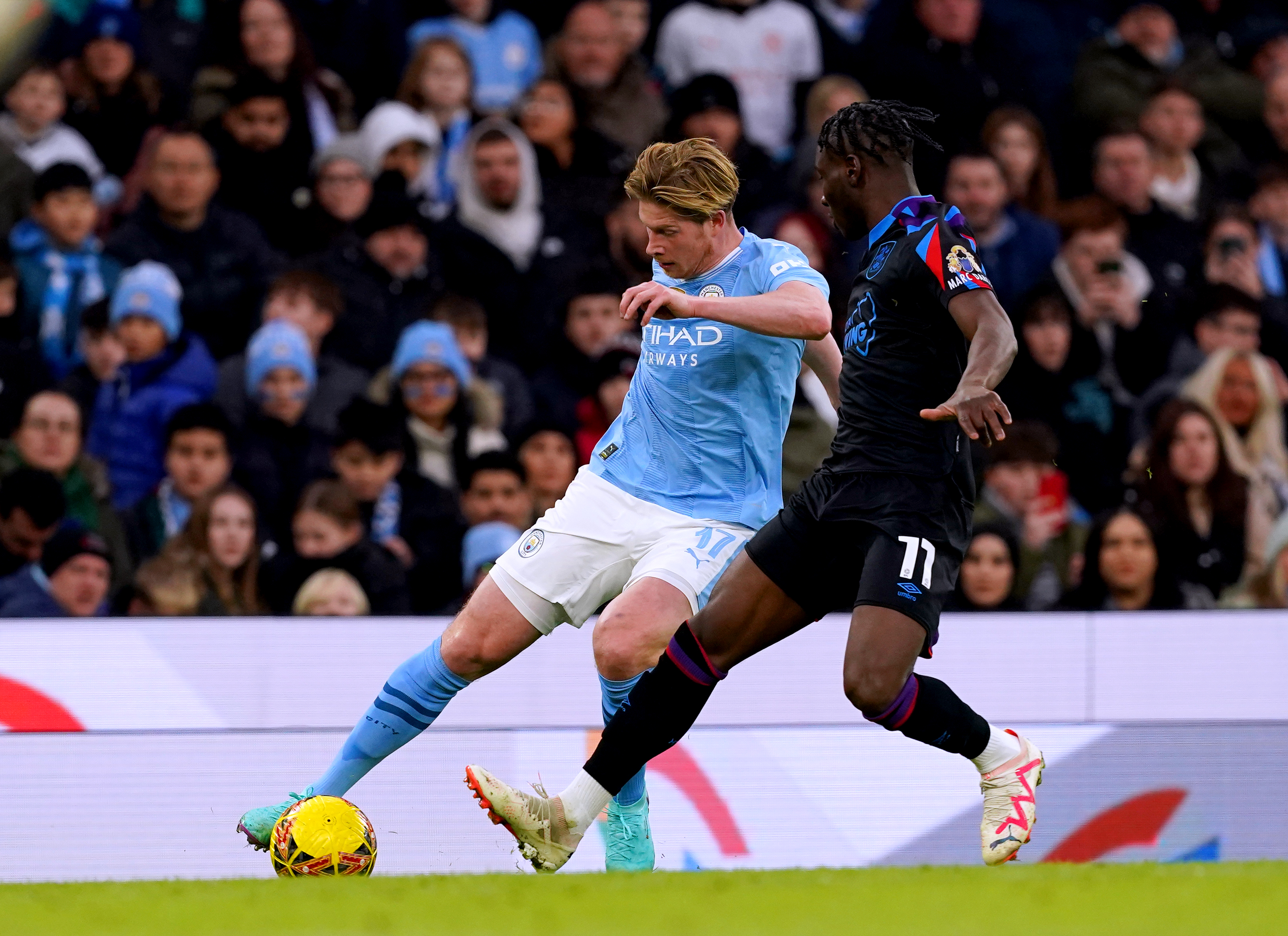 Kevin De Bruyne, left, takes on Huddersfield’s Brahima Diarra