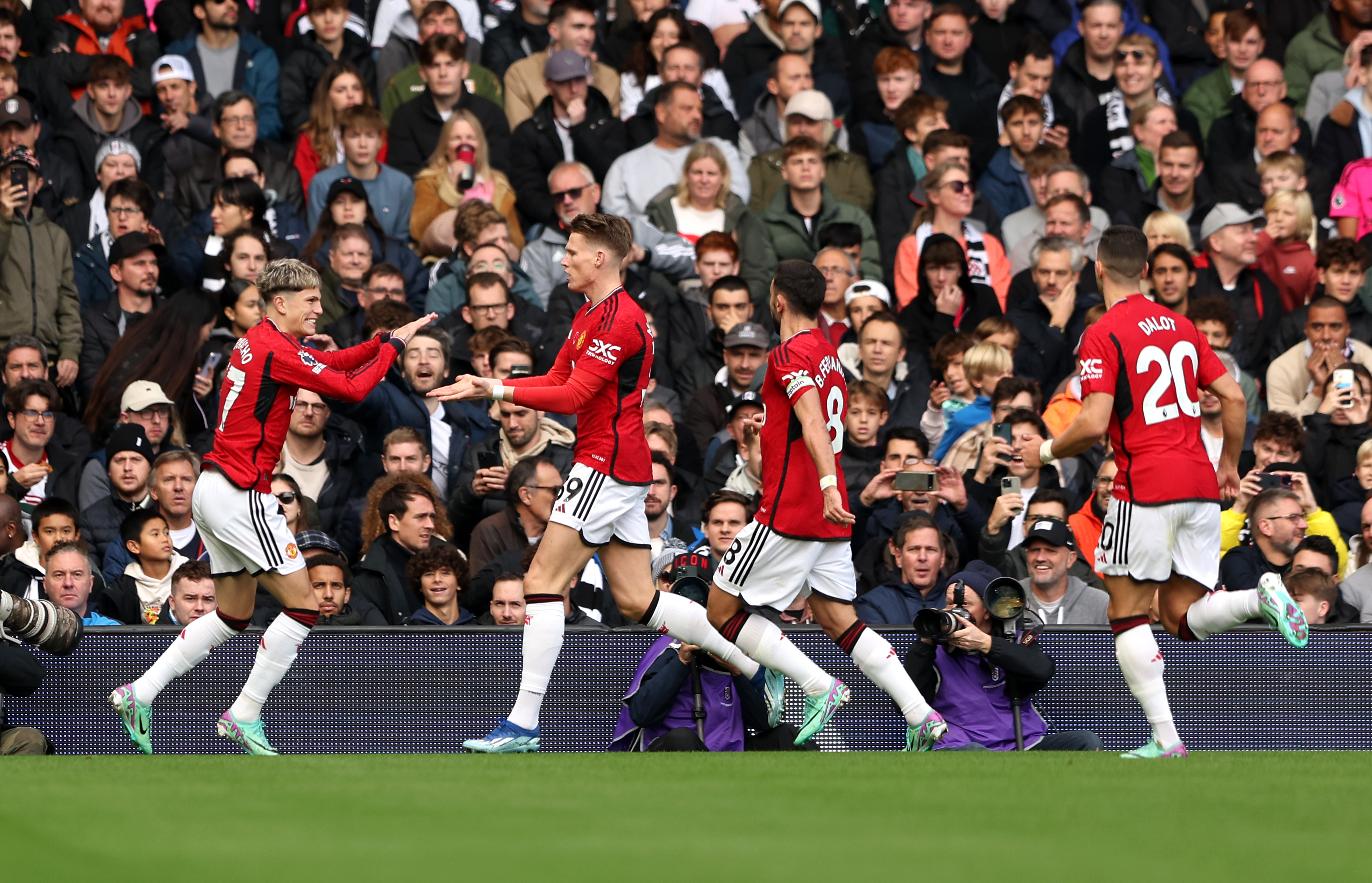 Bruno Fernandes fires injury-time winner for Man Utd at Fulham