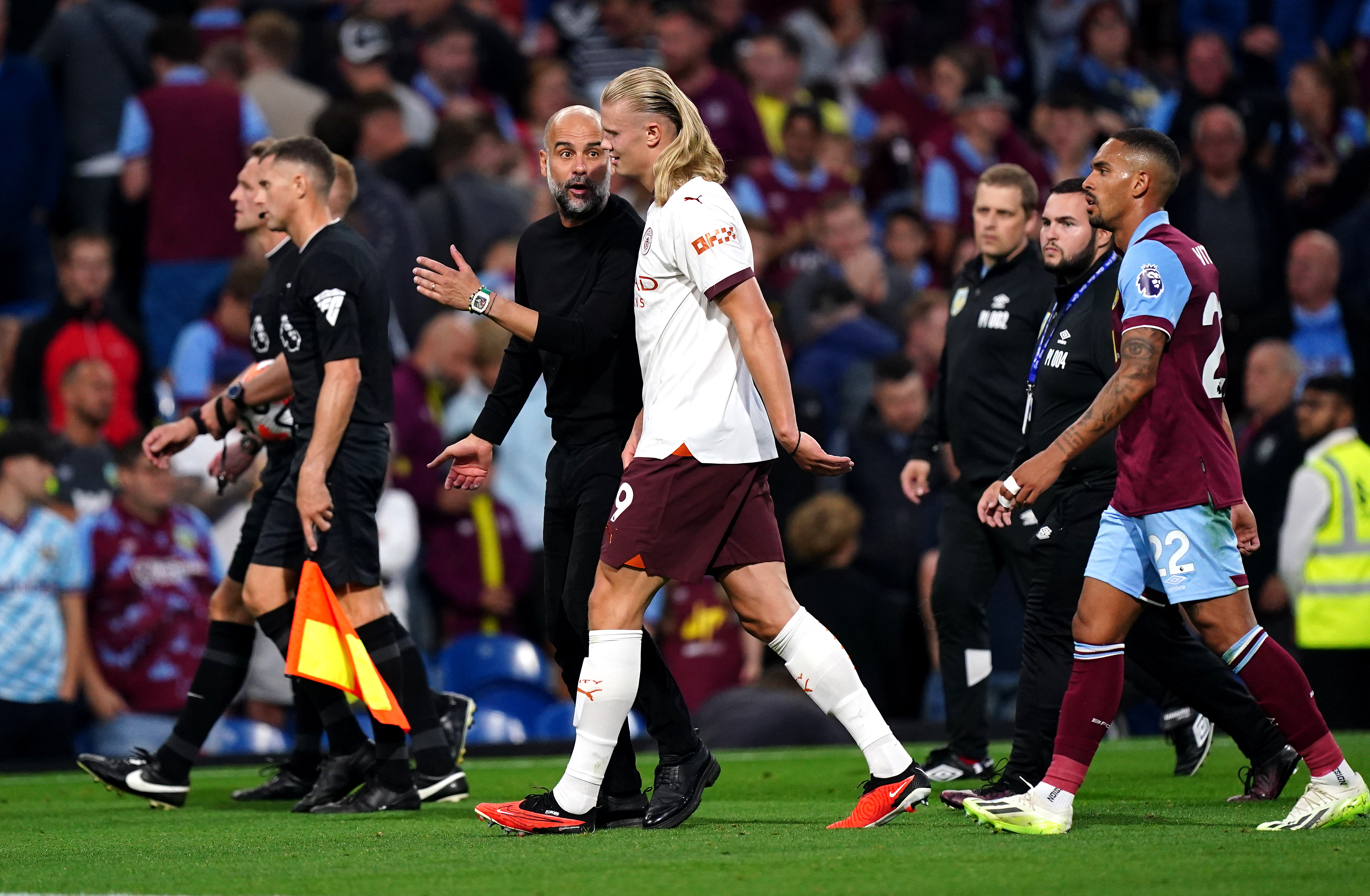 Pep Guardiola and Erling Haaland in discussion at half-time